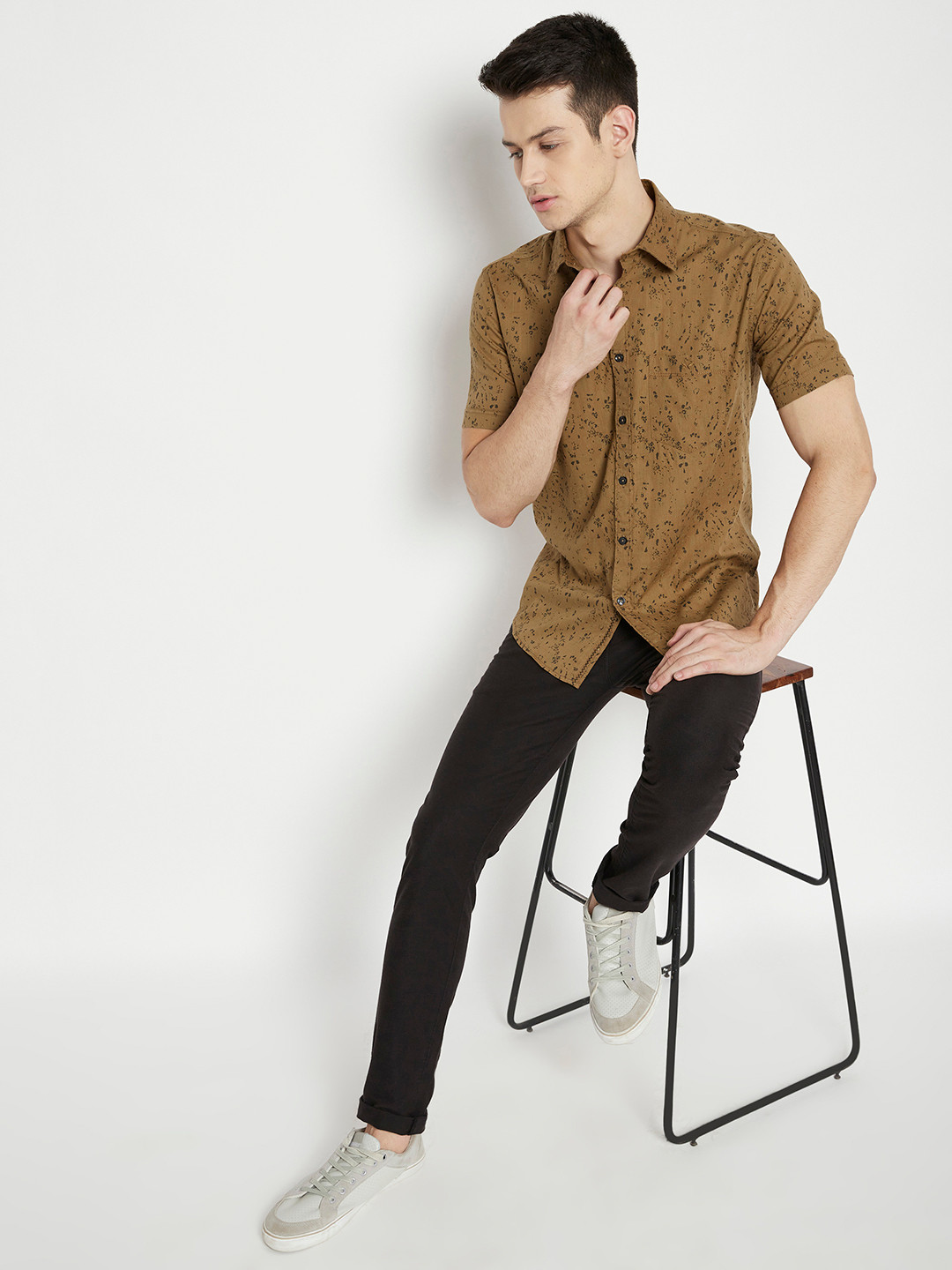 

Crimsoune Club Men Beige & Black Slim Fit Opaque Printed Pure Cotton Casual Shirt