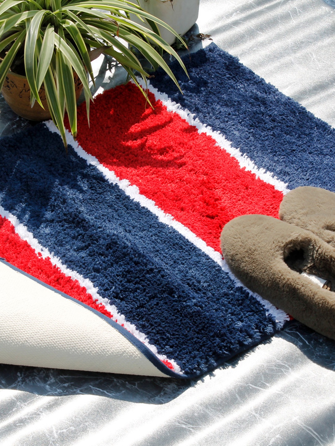 

AVI Living Navy Blue & Red Striped 1900 GSM Microfiber Bathmat