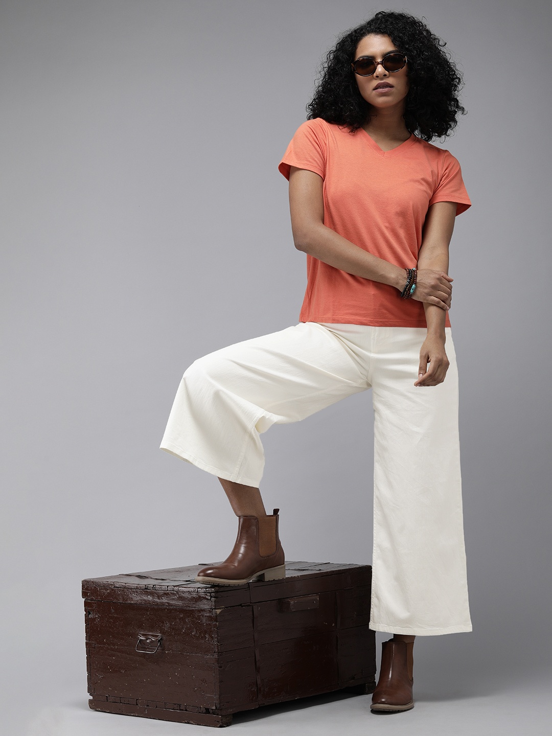 

Roadster Women Off White Solid Flared Trousers