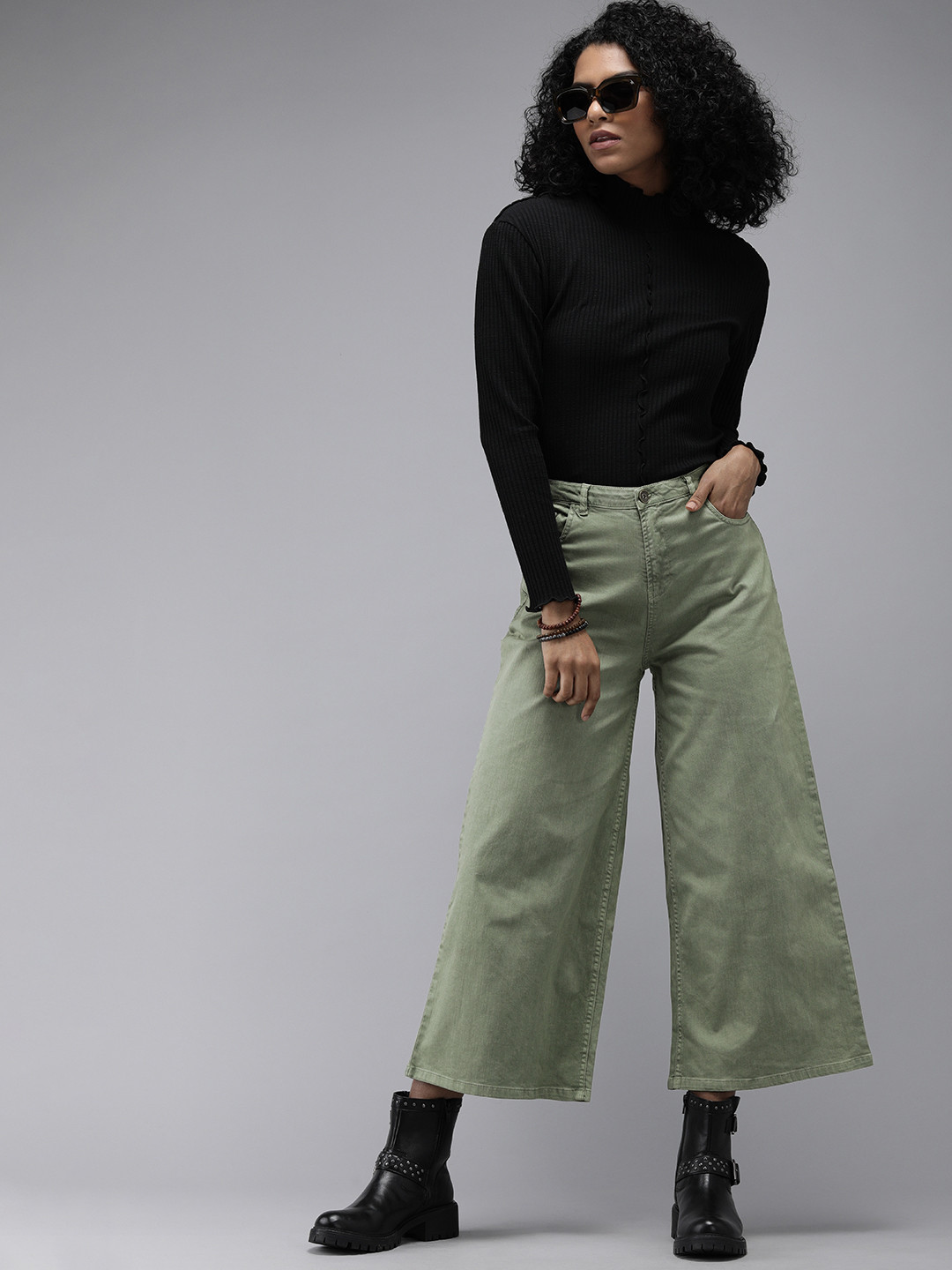 

Roadster Women Green Solid Mid Rise Flared Trousers