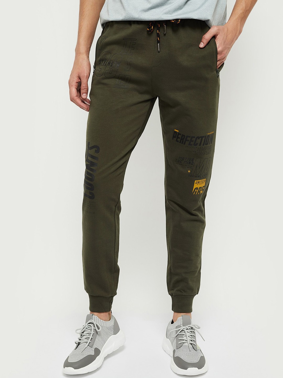

max Men Olive Green Solid Joggers