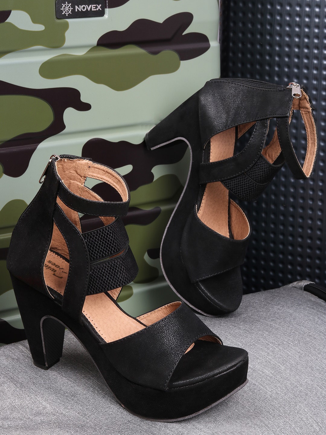 

TWIN TOES Black High-Top Block Sandals