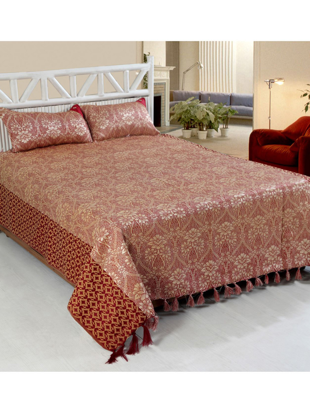 

Varde Unisex Red & Gold Colored Woven Design Double Bed Cover With 2 Pillow Covers