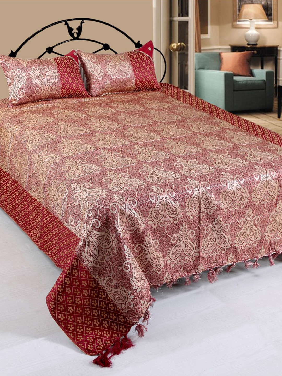 

Varde Red & Gold-Colored Woven Design Double King Bedcover With 2 Pillow Covers
