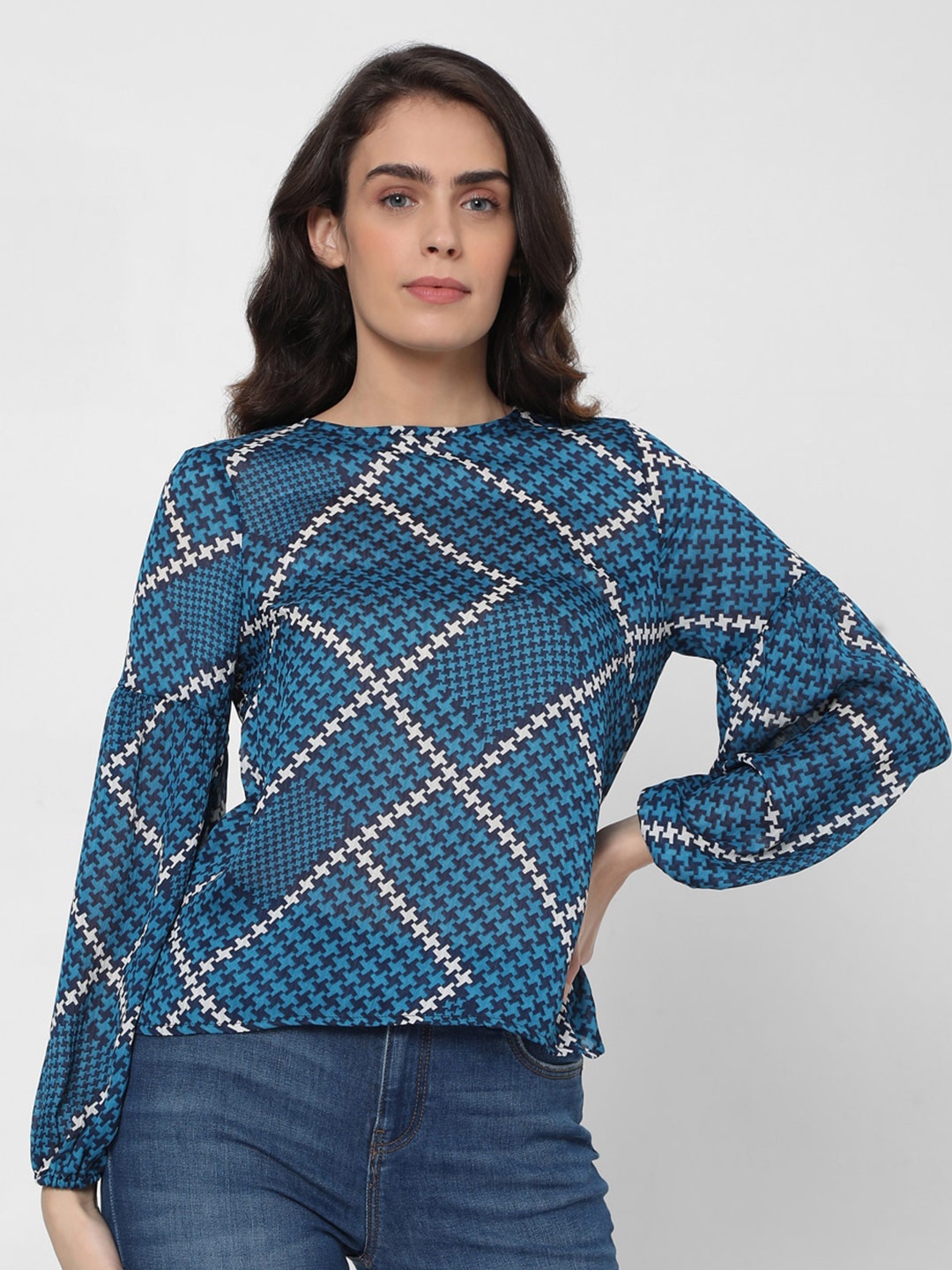 

Vero Moda Blue & White Geometric Printed Regular Top