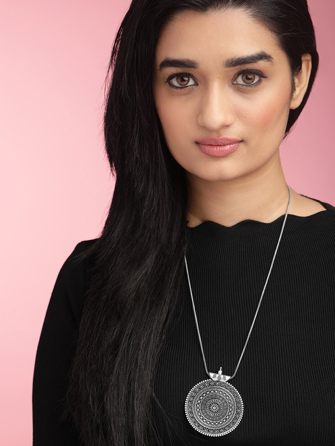 

Anouk Silver-Toned Silver-Plated Oxidised Wheel Pendant Necklace