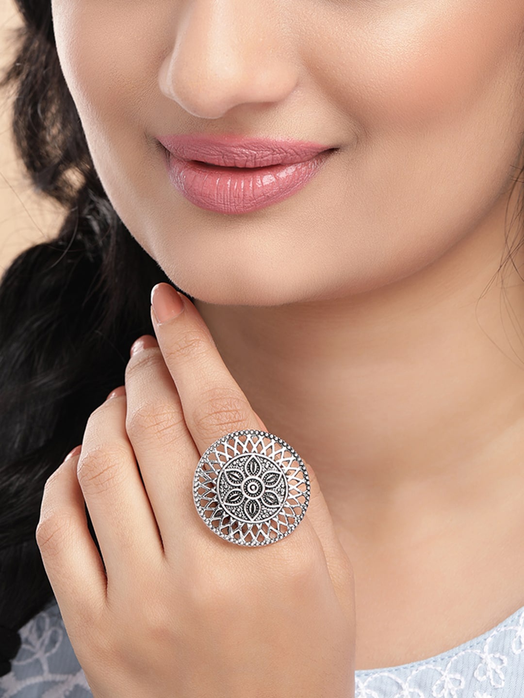 

Anouk Women Silver-Toned & Silver-Plated Oxidised Jali Handcrafted Ring