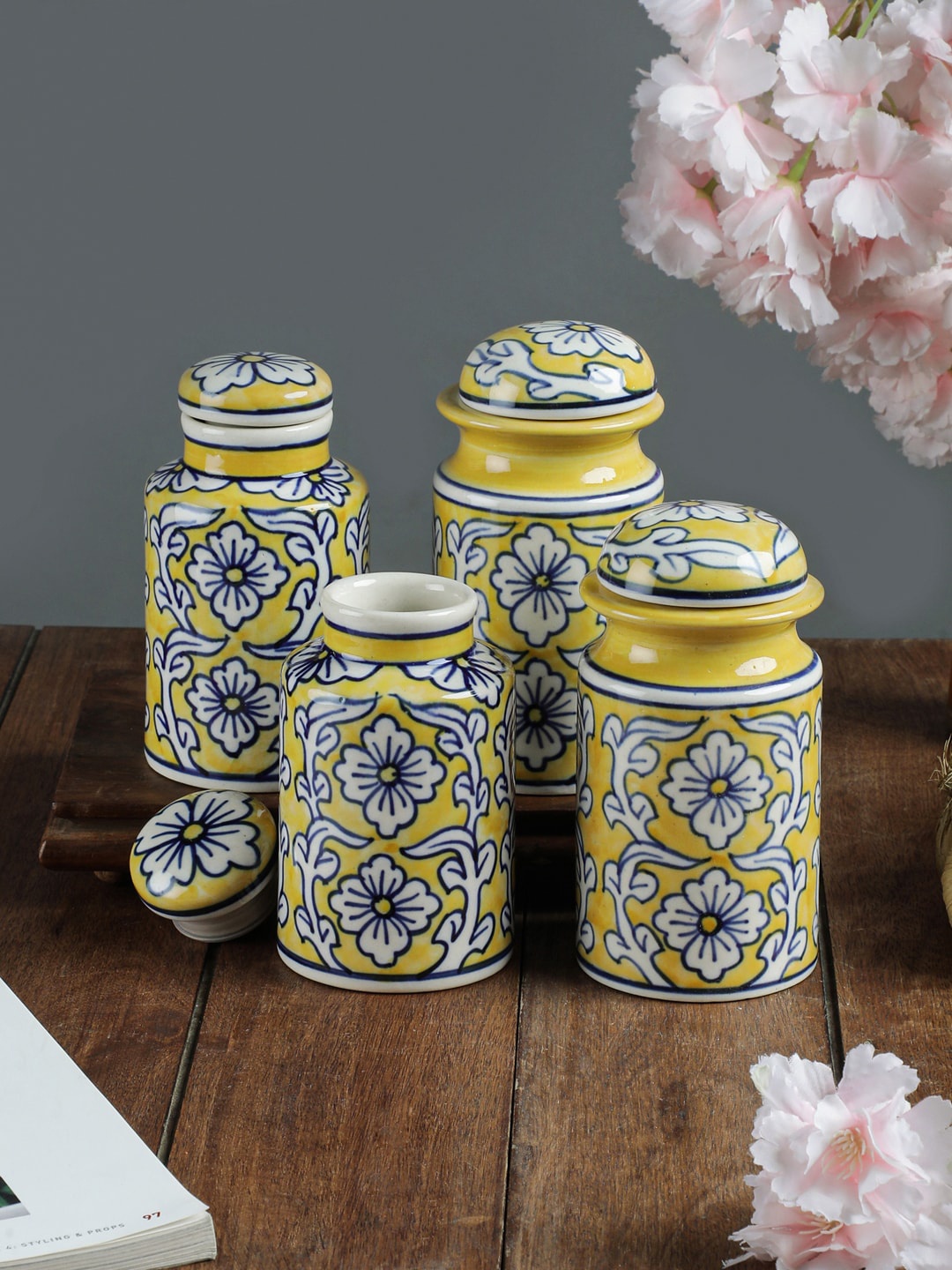 

VarEesha Set of 4 Yellow & White Printed Jars With Lid