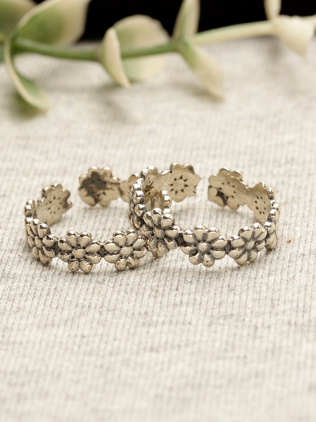 

GIVA 925 Sterling Silver Oxidised Blooming Toe Ring