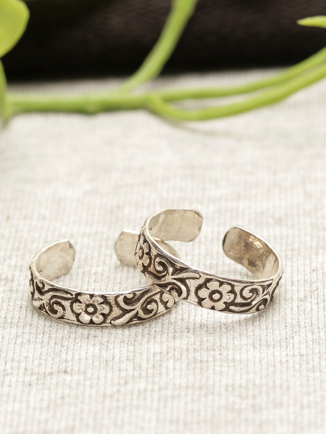 

GIVA 925 Sterling Silver Oxidised Floral Toe Ring