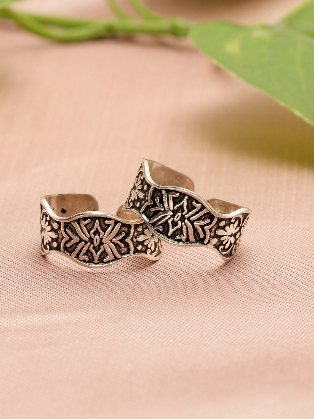 

GIVA 925 Sterling Silver Set of 2 Silver Oxidised Ethnic Flower Toe Rings
