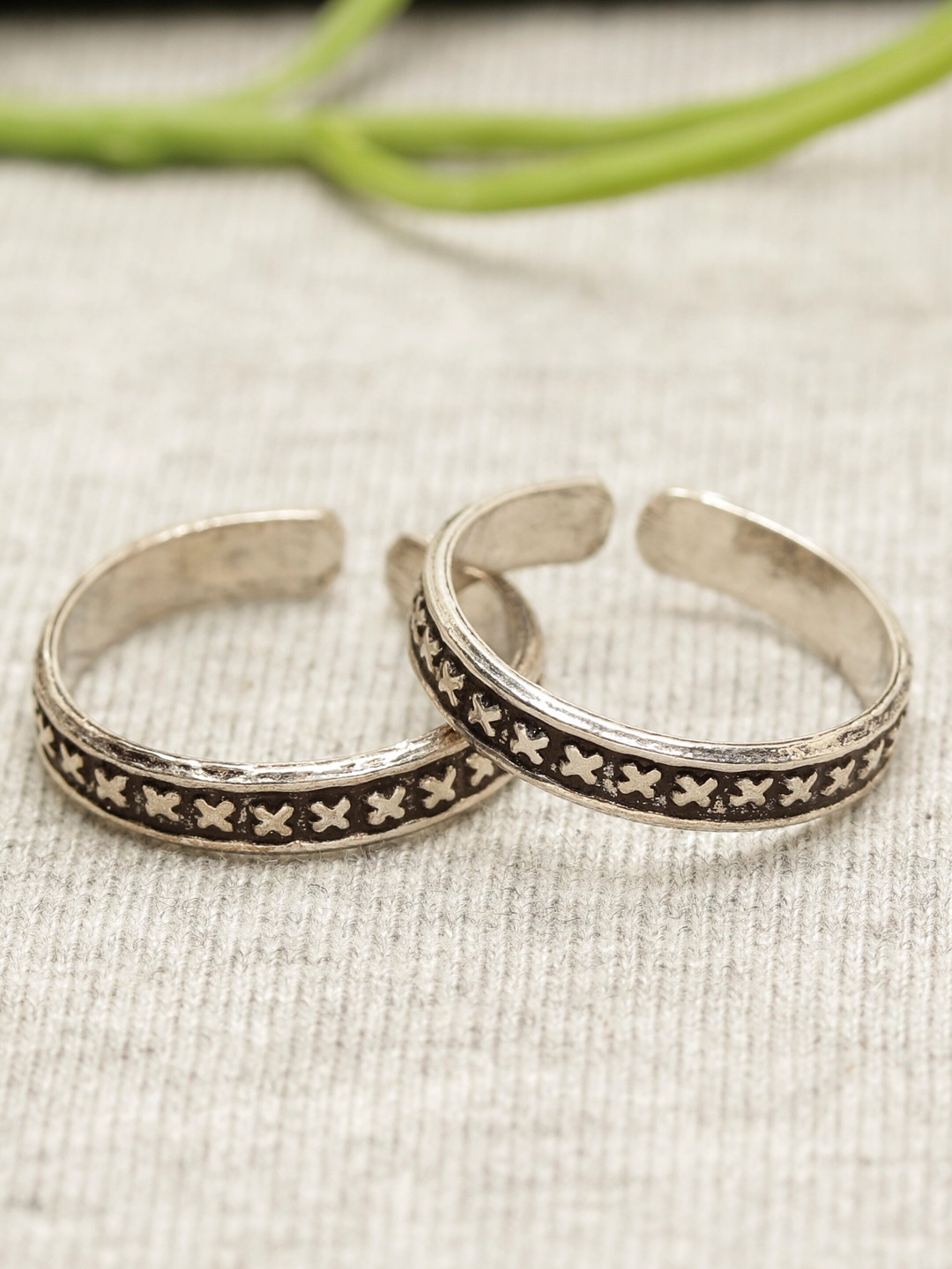 

GIVA 925 Sterling Silver Oxidised Cross Toe Rings