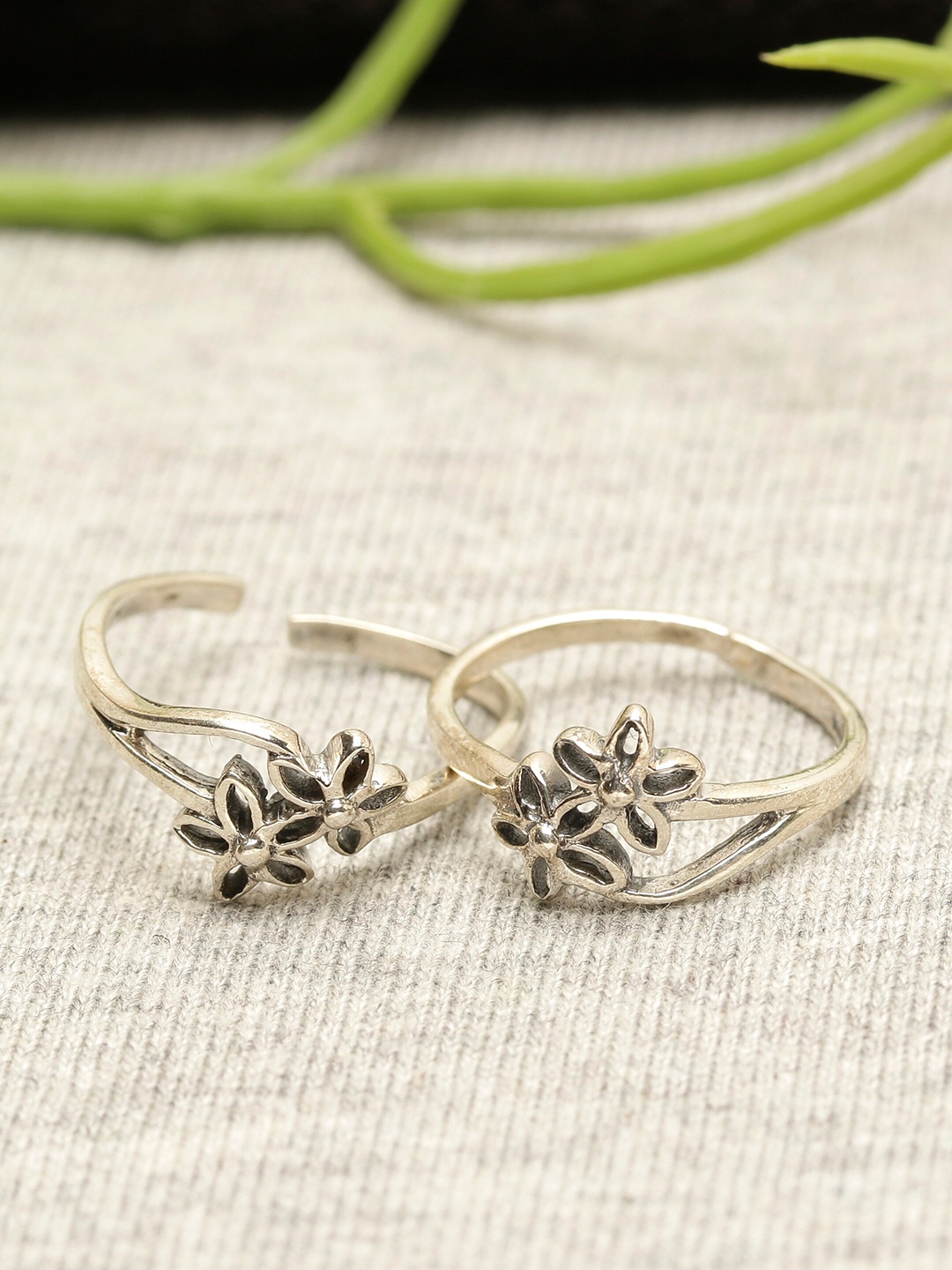 

GIVA Set of 2 925 Oxidised Silver Blossom Toe Rings