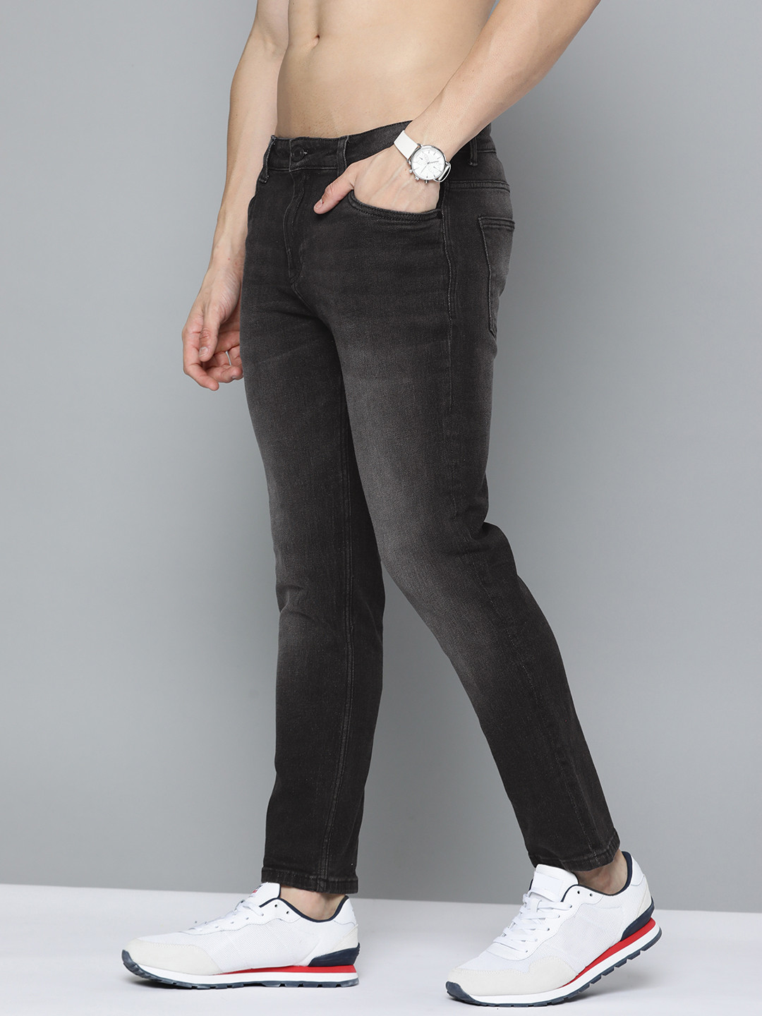 

Harvard Men Black Tapered Fit Light Fade Stretchable Jeans