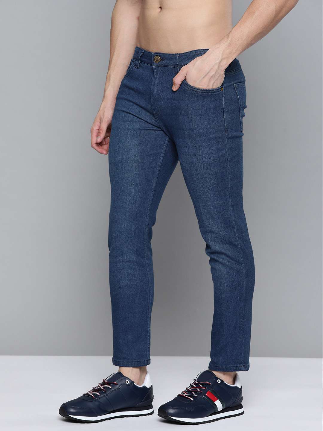 

Harvard Men Blue Tapered Fit Light Fade Stretchable Jeans