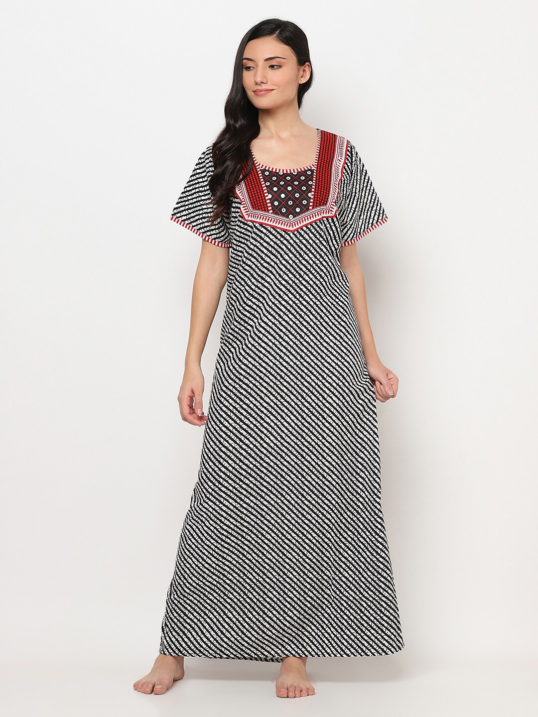 

TRUNDZ Black & White Abstract Printed Nightdress