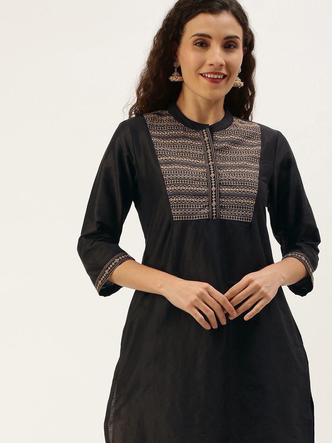 

AMUKTI Women Black & Beige Yoke Design Thread Work Indigo Kurta