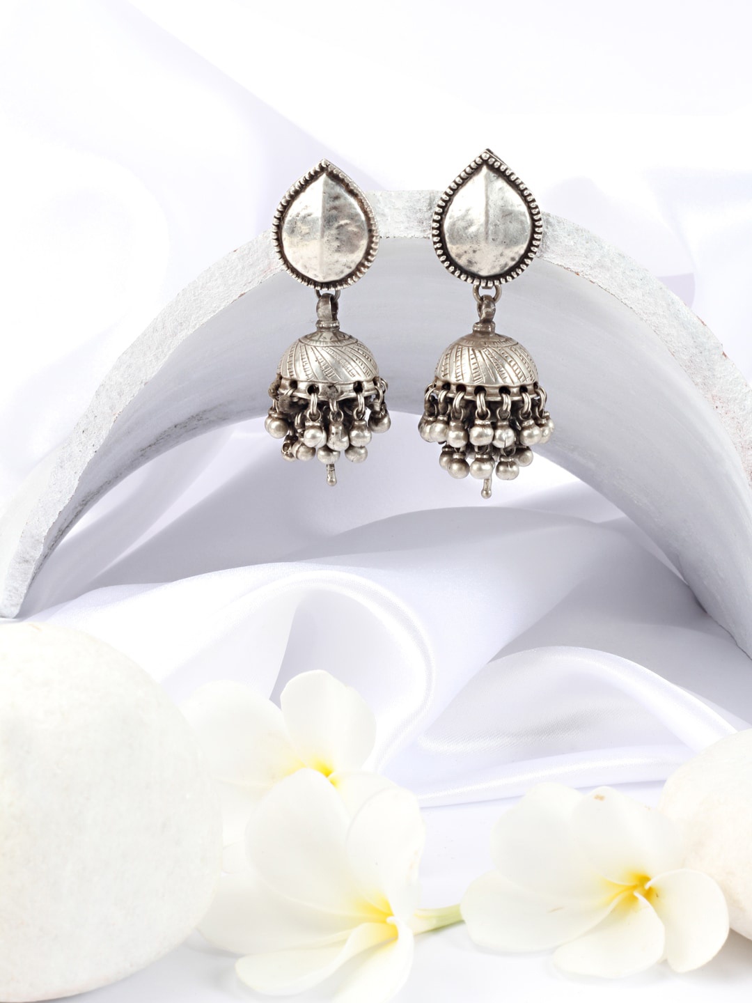 

SANGEETA BOOCHRA Silver-Toned Contemporary Jhumkas Earrings