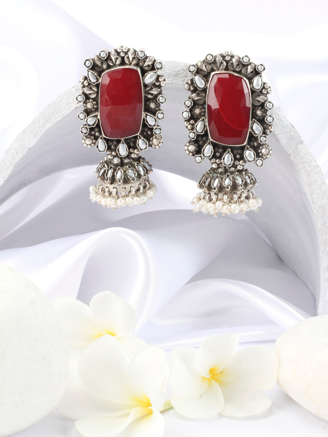 

SANGEETA BOOCHRA Silver-Toned & Maroon Contemporary Drop Earrings