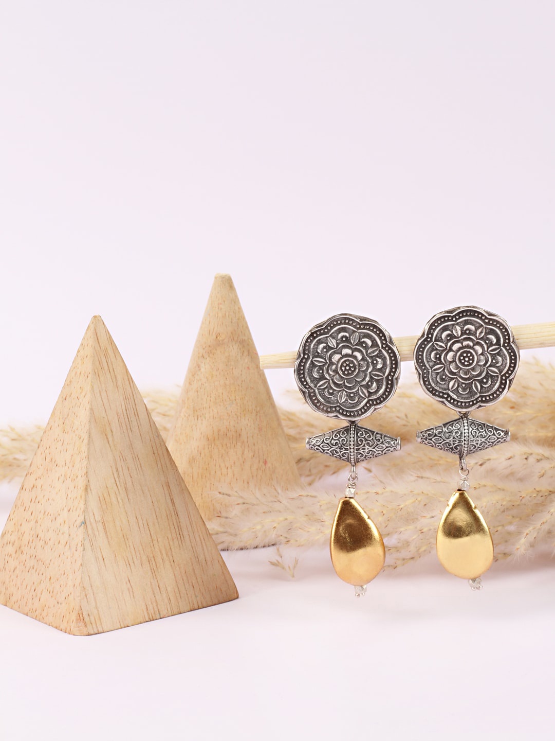 

SANGEETA BOOCHRA Silver-Toned Contemporary Studs Earrings