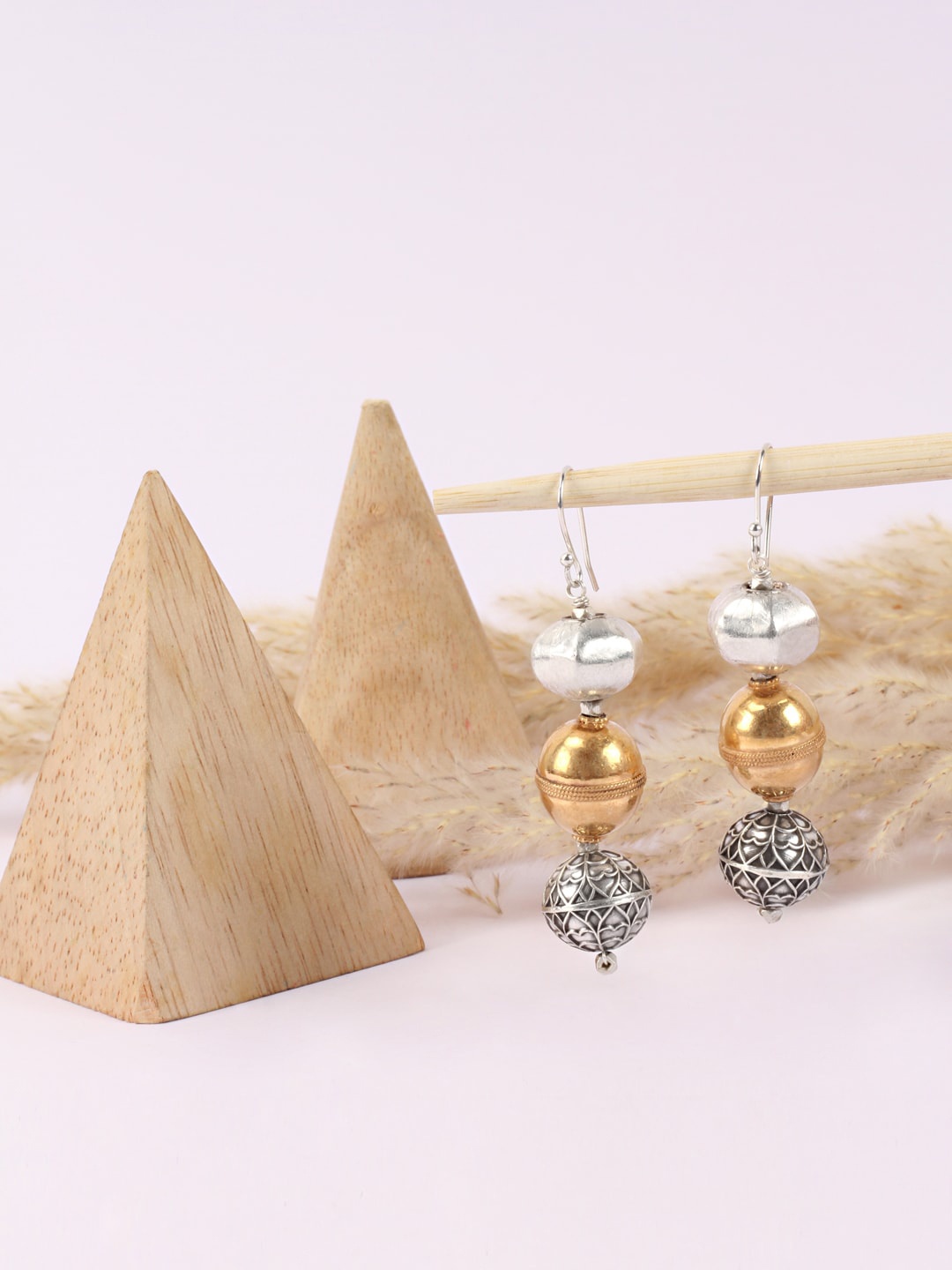 

SANGEETA BOOCHRA Silver-Toned & Gold-Toned Contemporary Drop Earrings