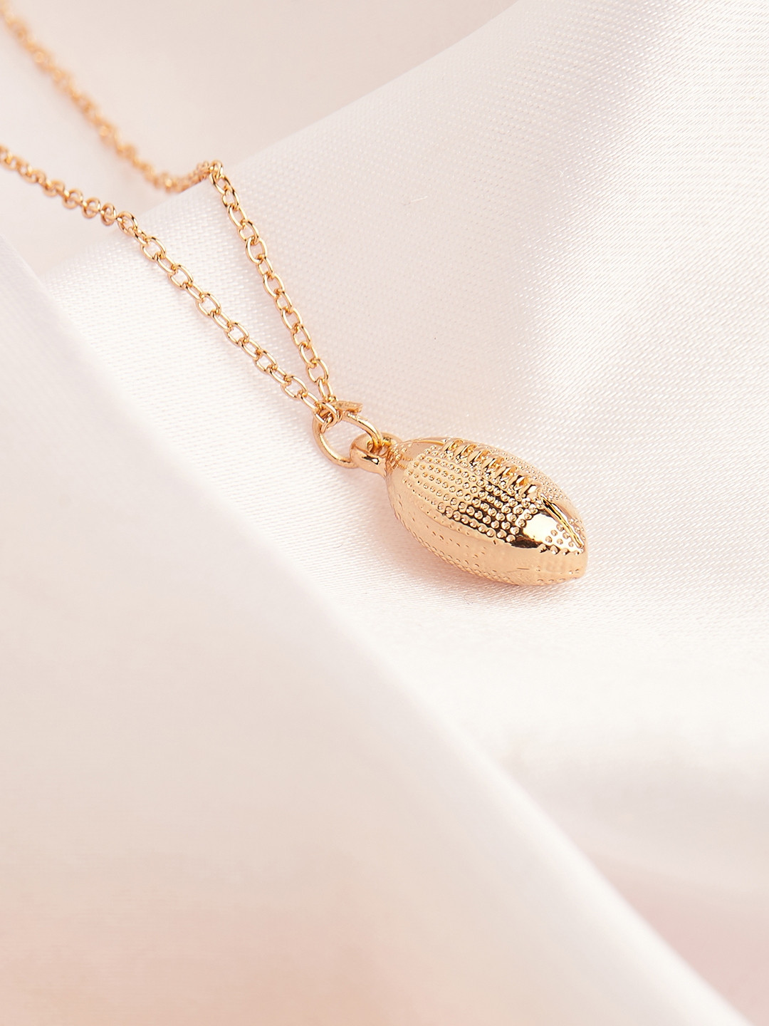 

Lilly & sparkle Gold-Plated Box Chain with Oval Shaped Pendant