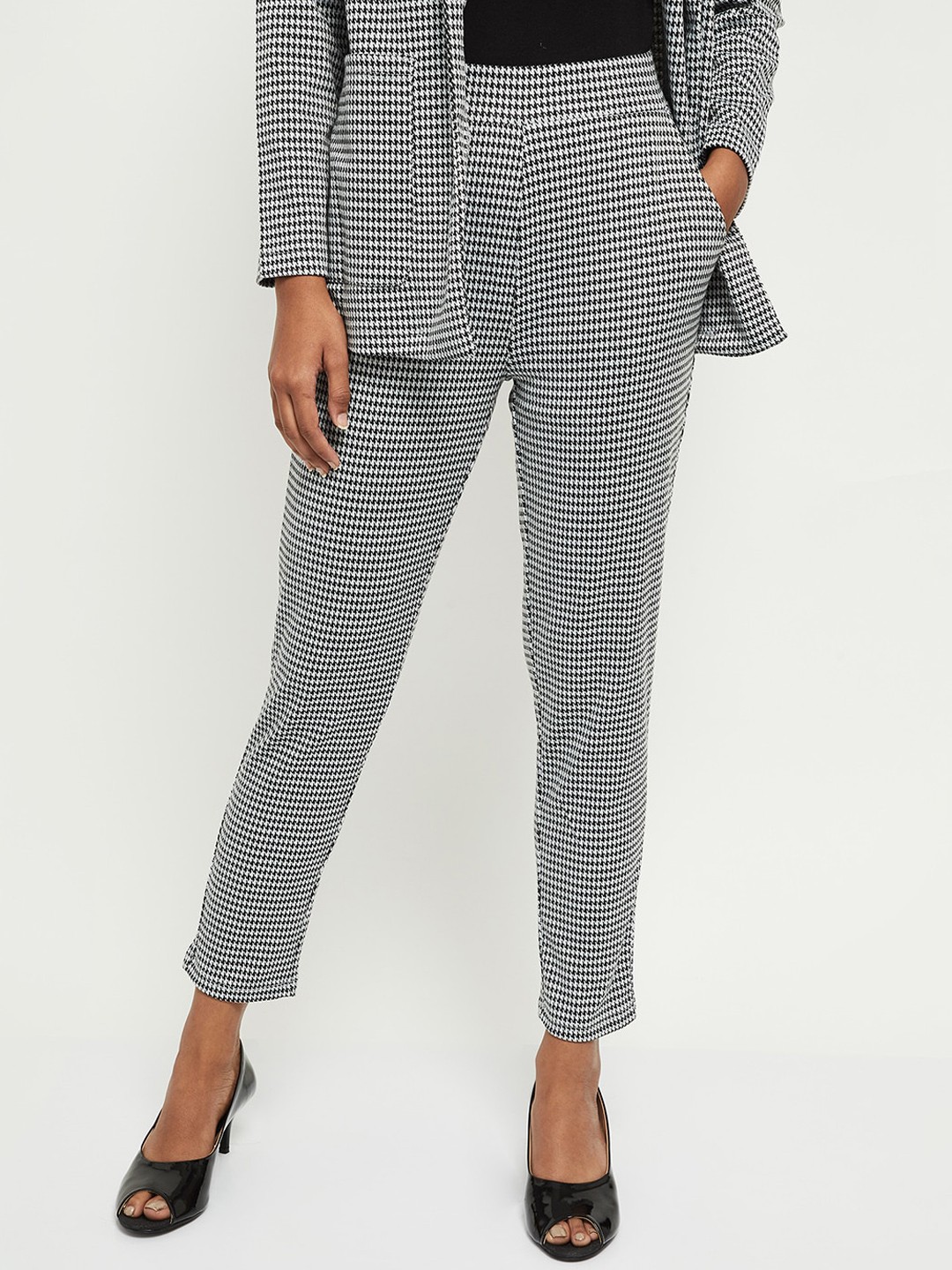 

max Women White & Grey Cigerette Trousers