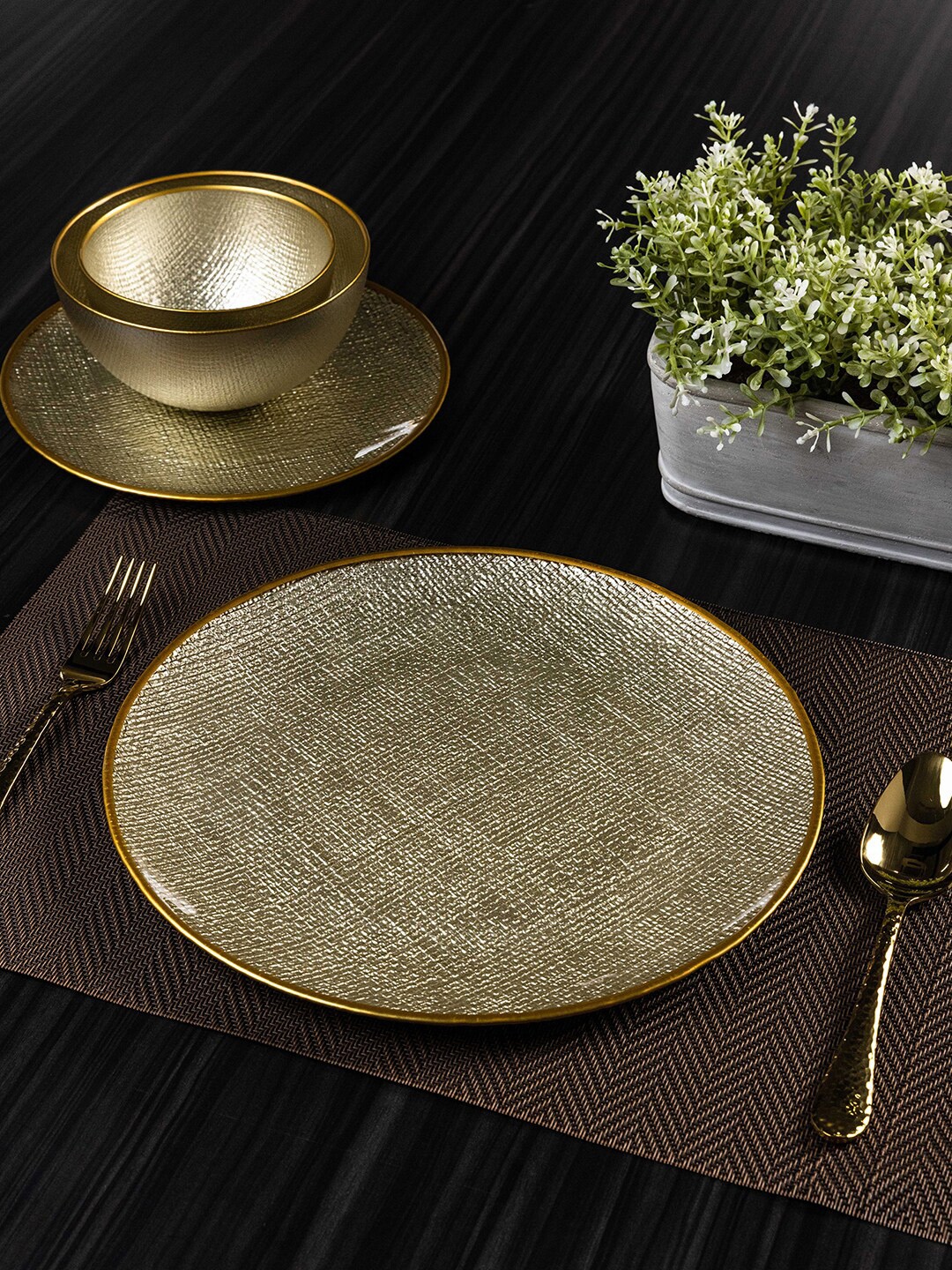 

Pure Home and Living Gold-Toned Textured Glass Glossy Dinner Plate
