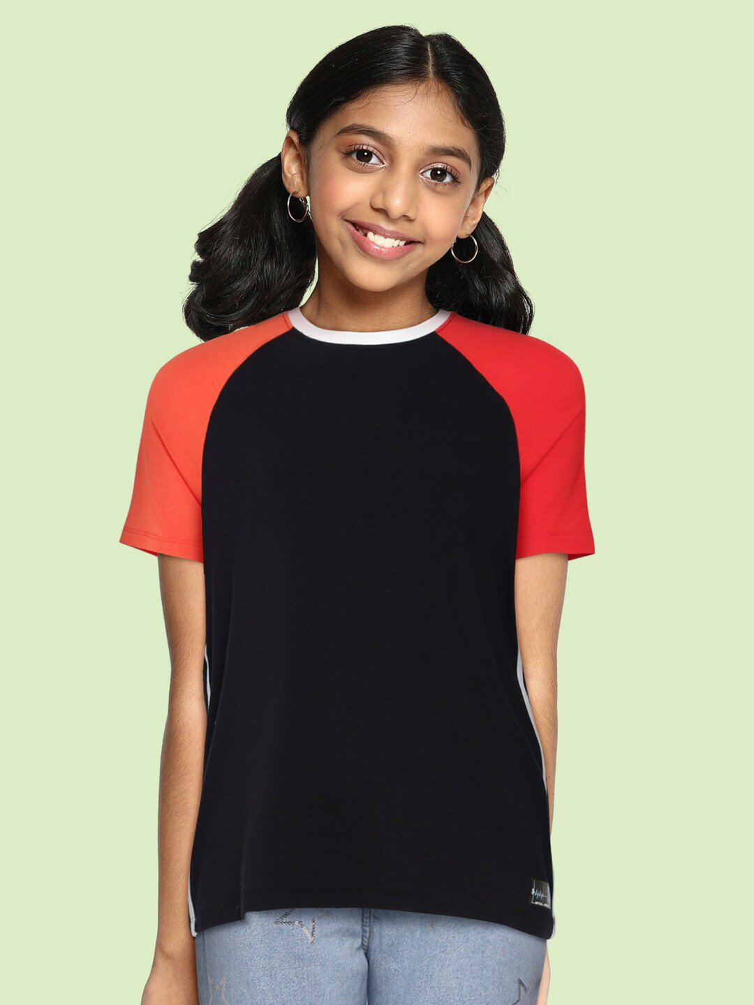 

HRX by Hrithik Roshan Girls HRX-U-17 Black & Orange Colourblocked T-shirt