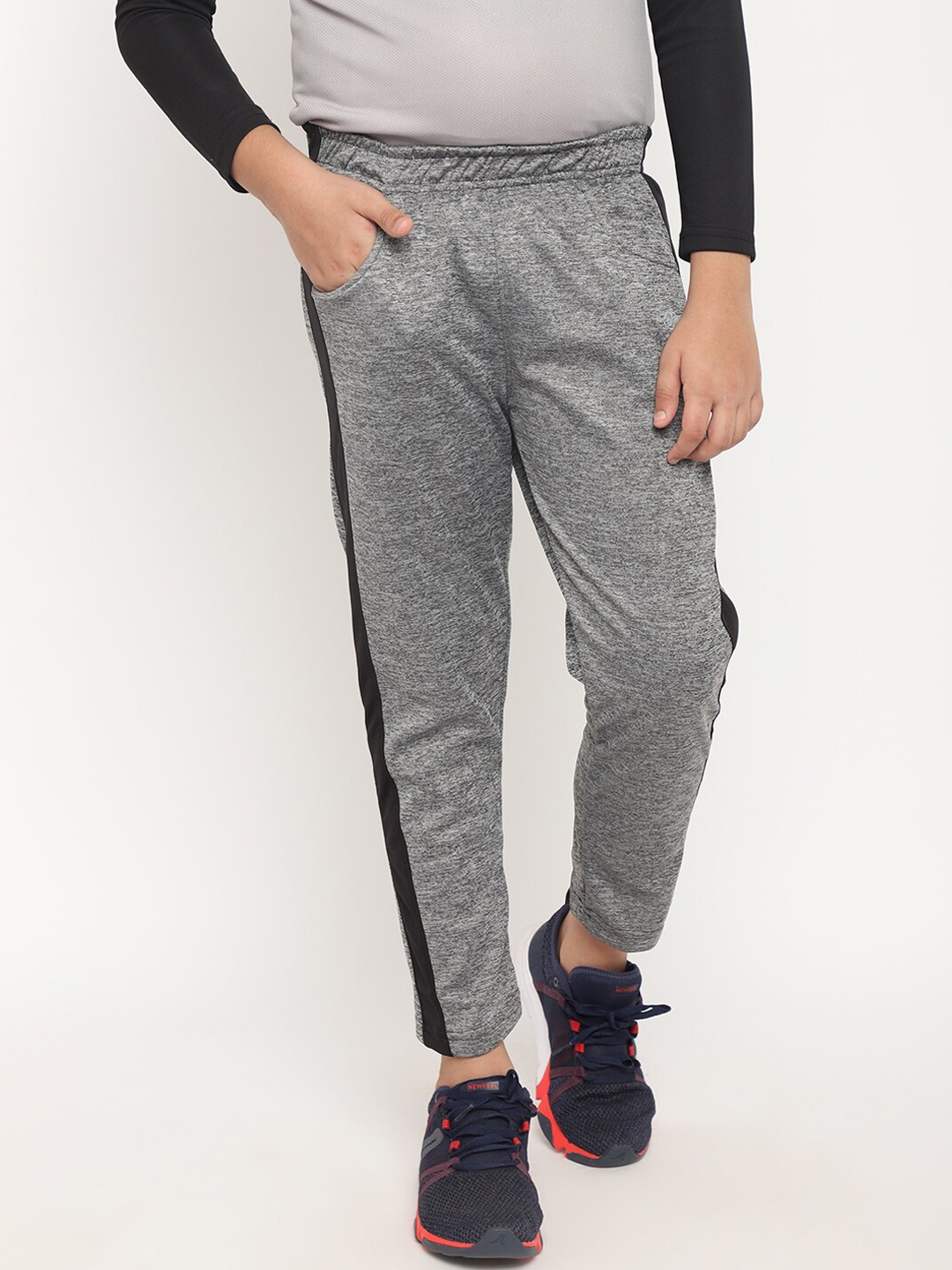 

CHIMPRALA Boys Grey Solid Trackpant