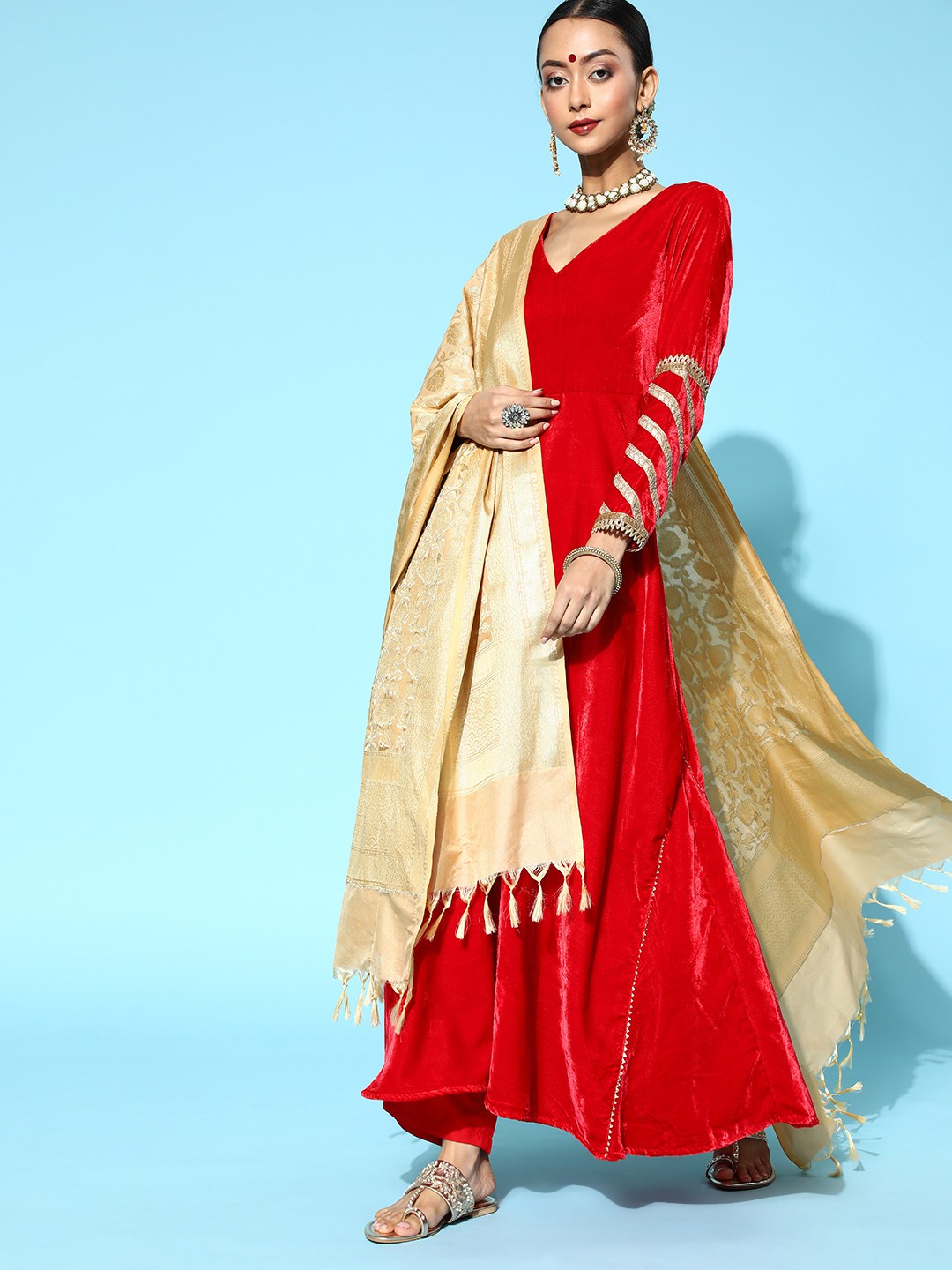 

Prakrti Solid Velvet Kurta Set, Red