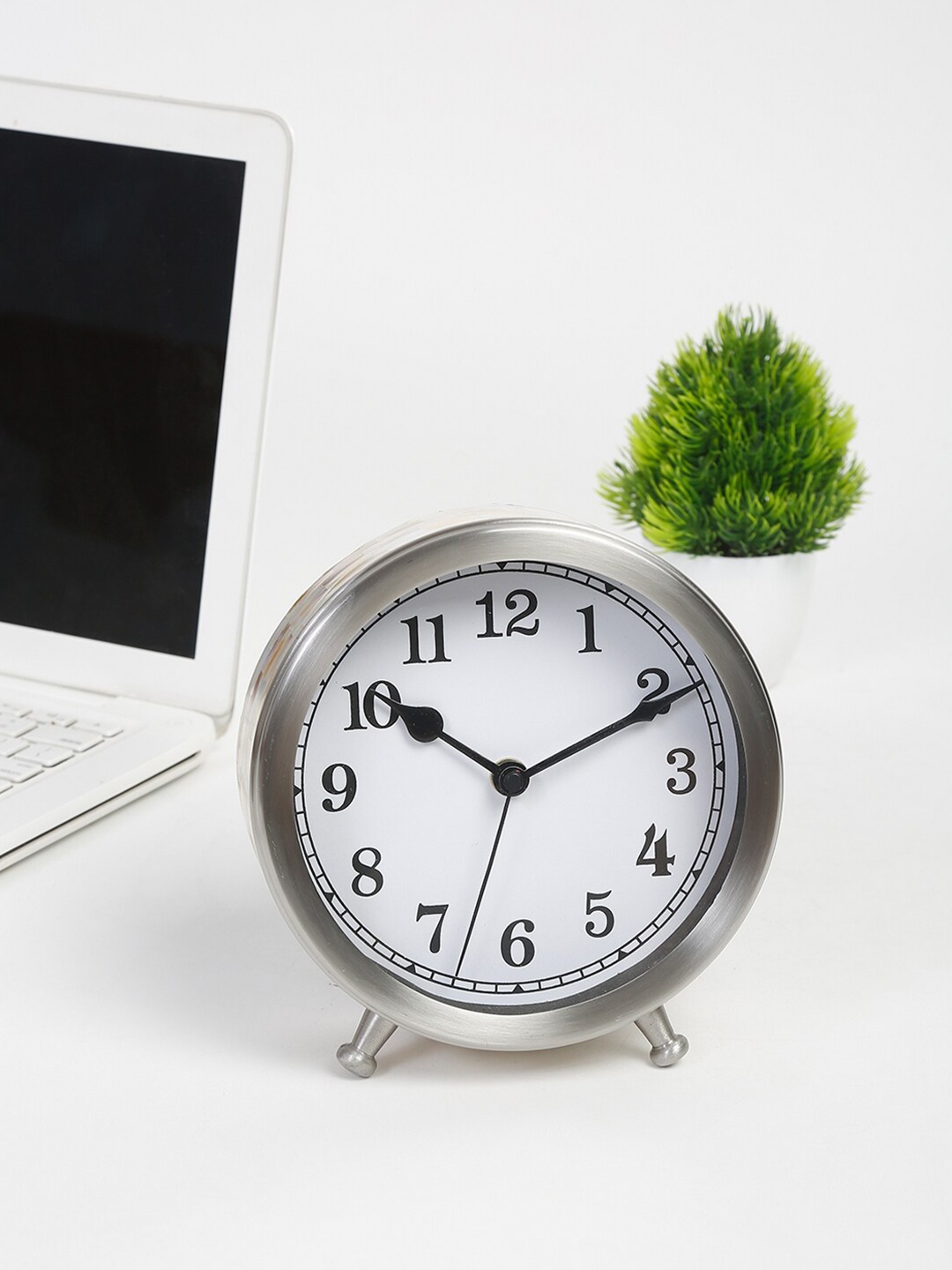 

Fabindia White & Silver-Toned Contemporary Table Clock