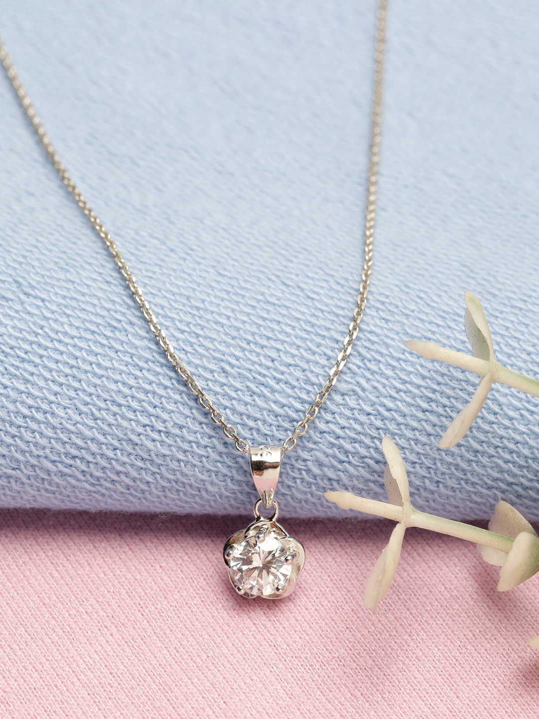 

GIVA 925 Sterling Silver Rhodium Plated Zircon Mini Flower Pendant with Box Chain
