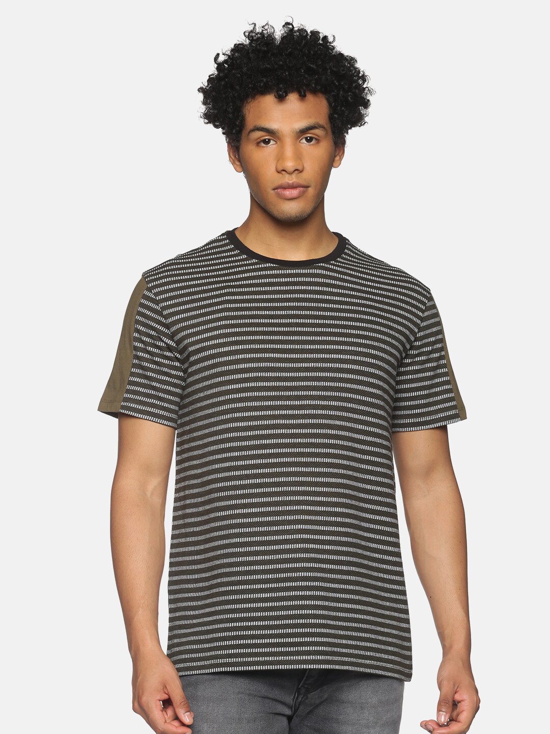

UrGear Men Green Striped T-shirt