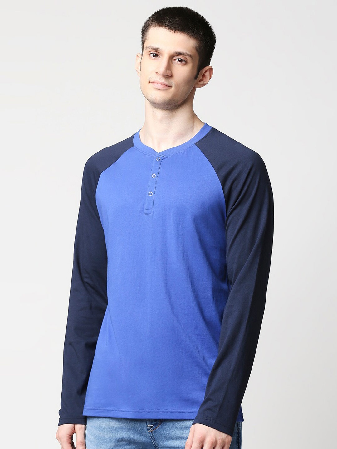 

Bewakoof Men Blue & Navy Blue Colourblocked Henley Neck T-shirt