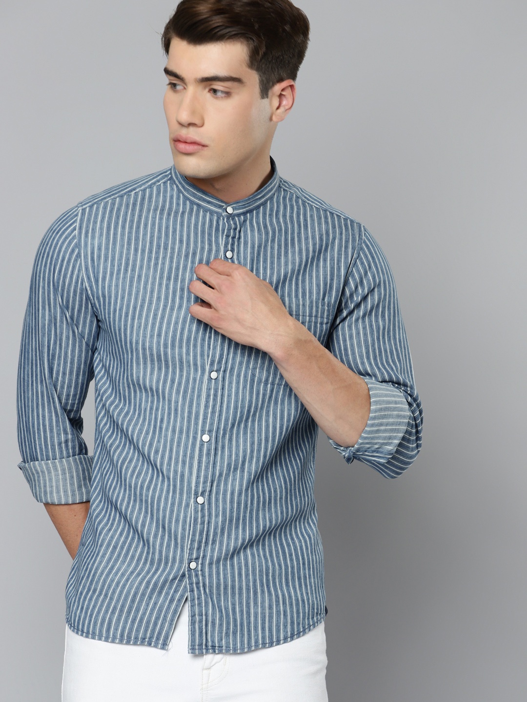 

Indian Terrain Men Blue & White Pure Cotton Chiseled Fit Striped Casual Shirt