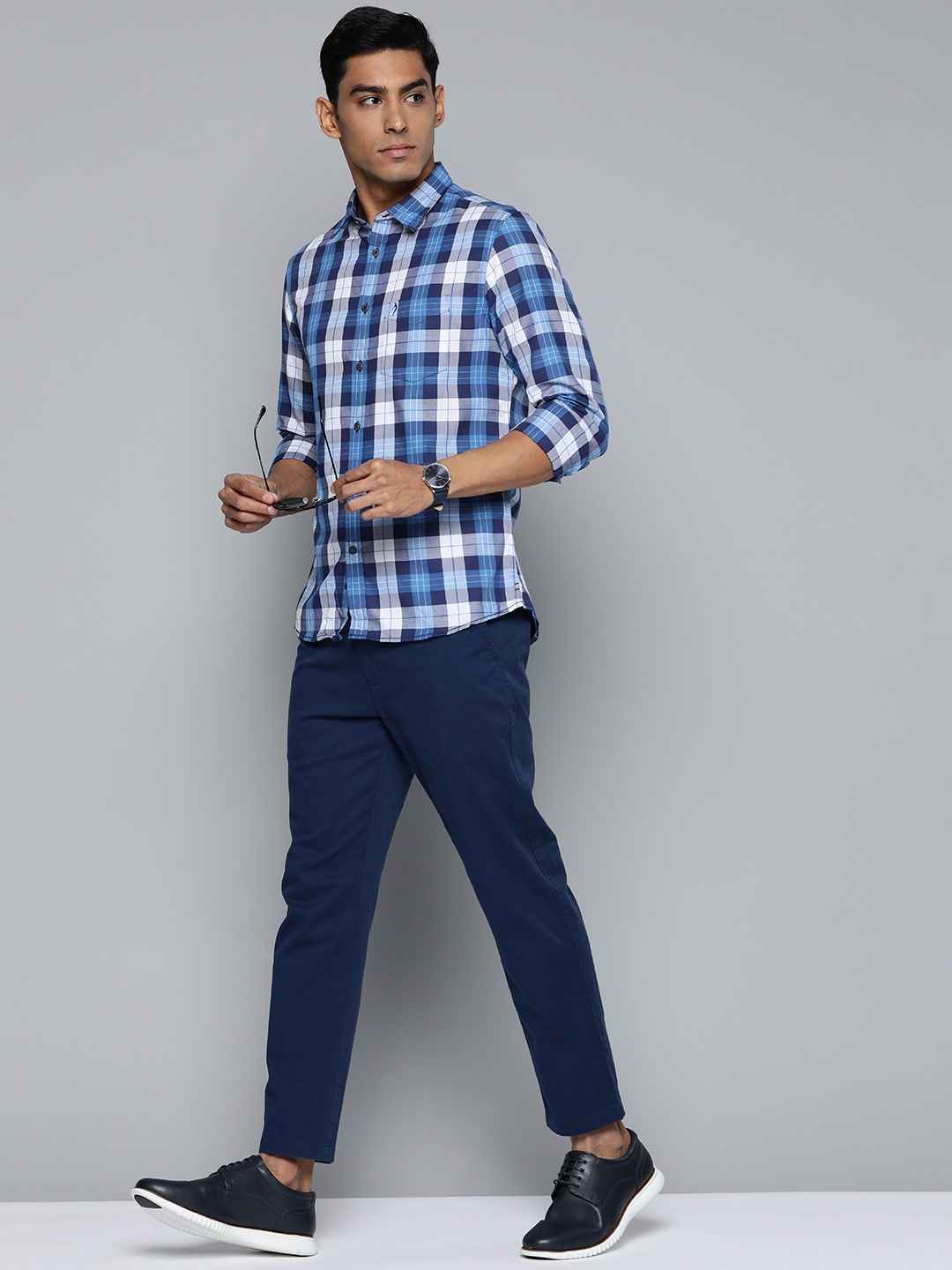 

Indian Terrain Men Blue & White Chiseled Fit Tartan Checks Casual Shirt