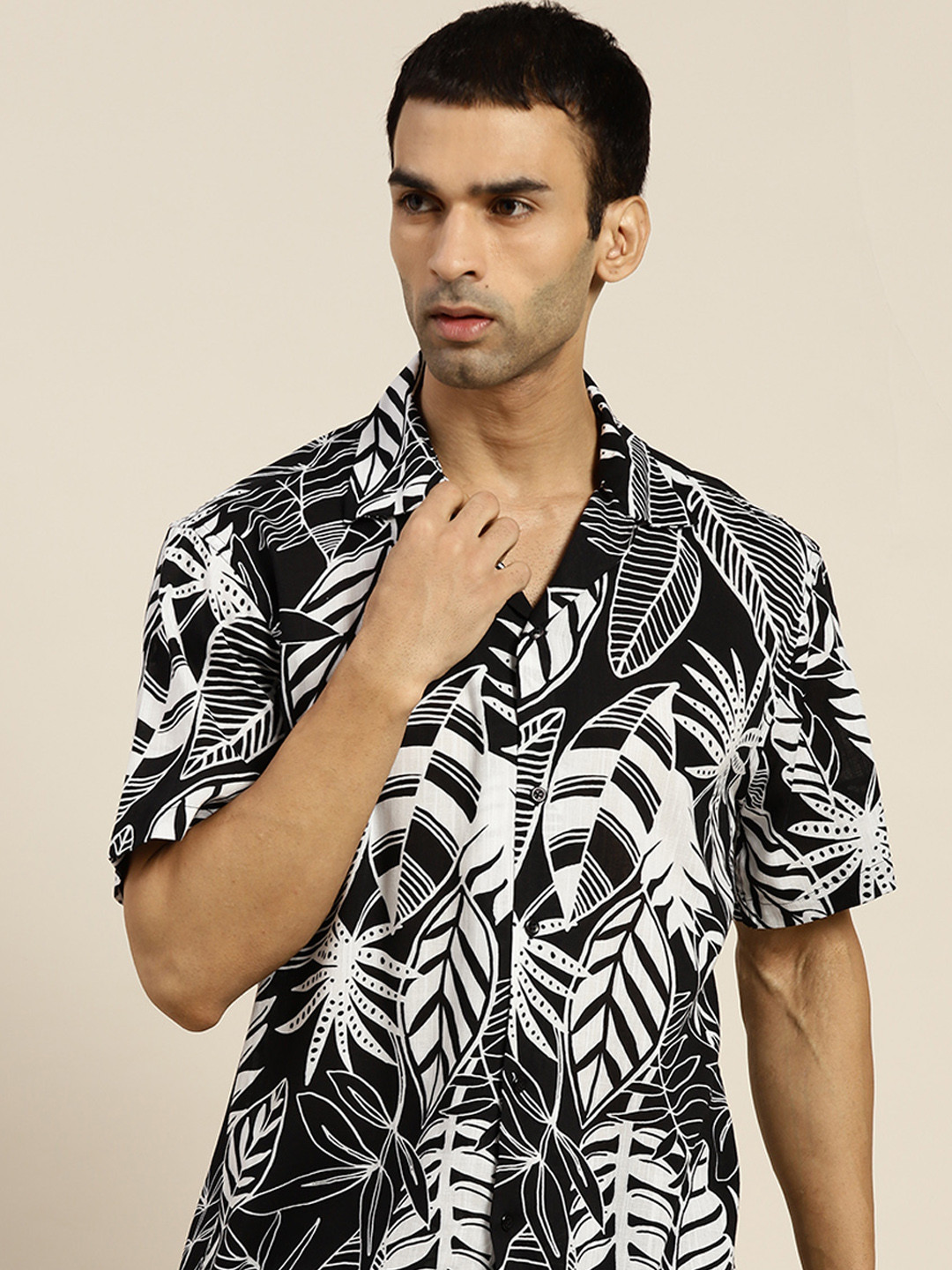 

Hancock Men Black & White Relaxed Fit Monochrome Tropical Leaf Print Casual Resort Shirt