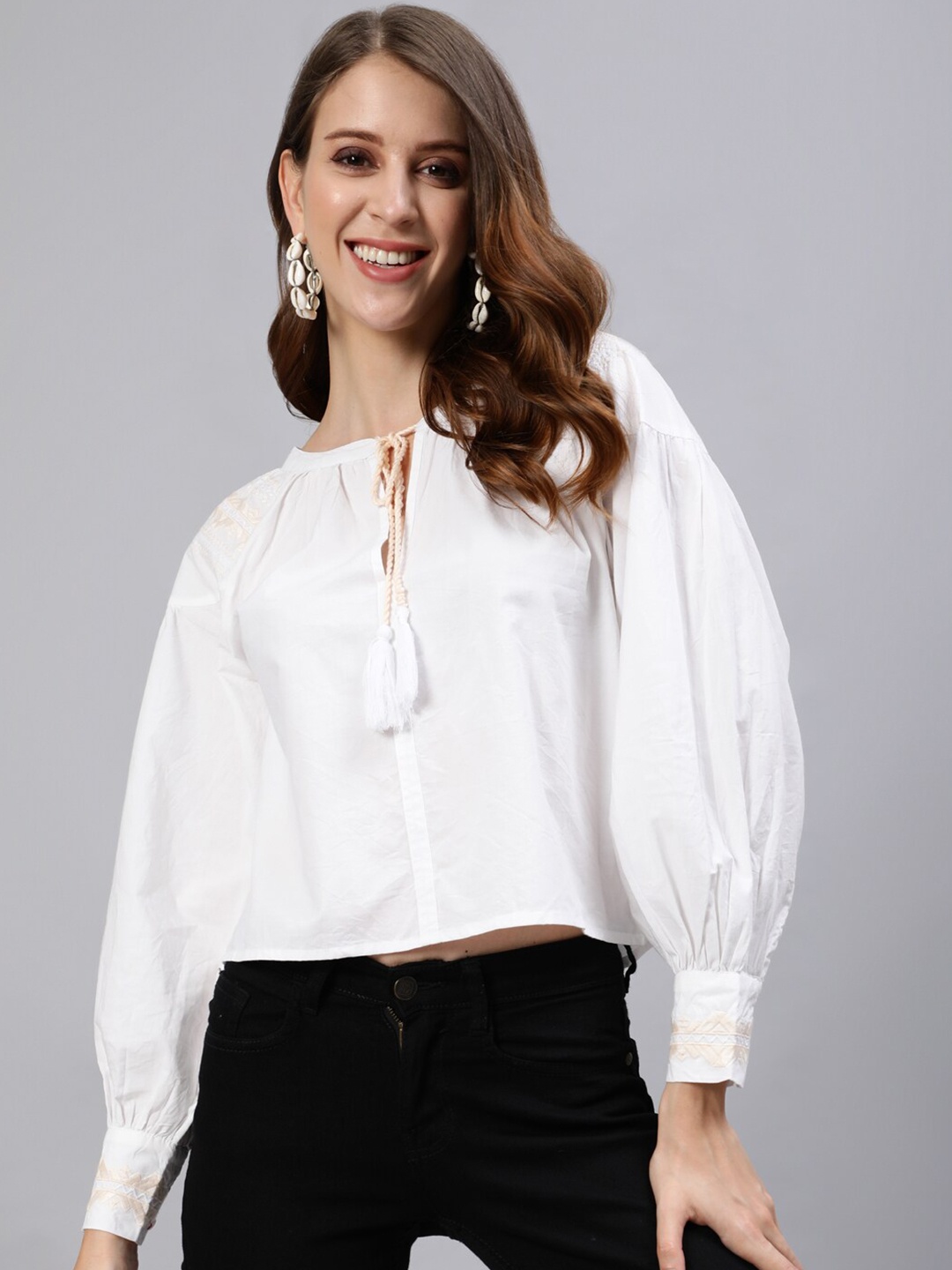 

Ishin Off White Keyhole Neck Regular Top