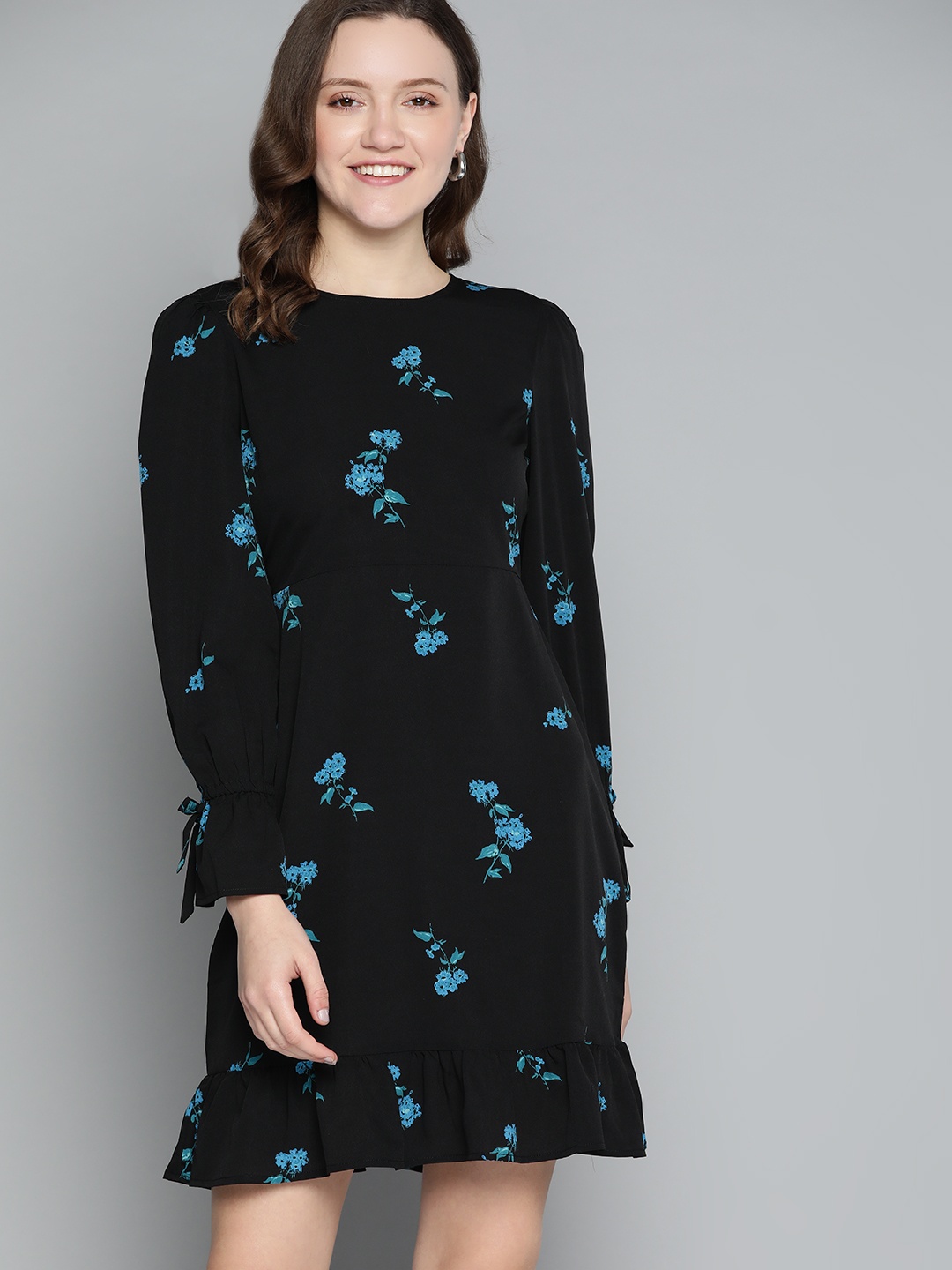 

Mast & Harbour Black & Blue Floral Print Shift Dress
