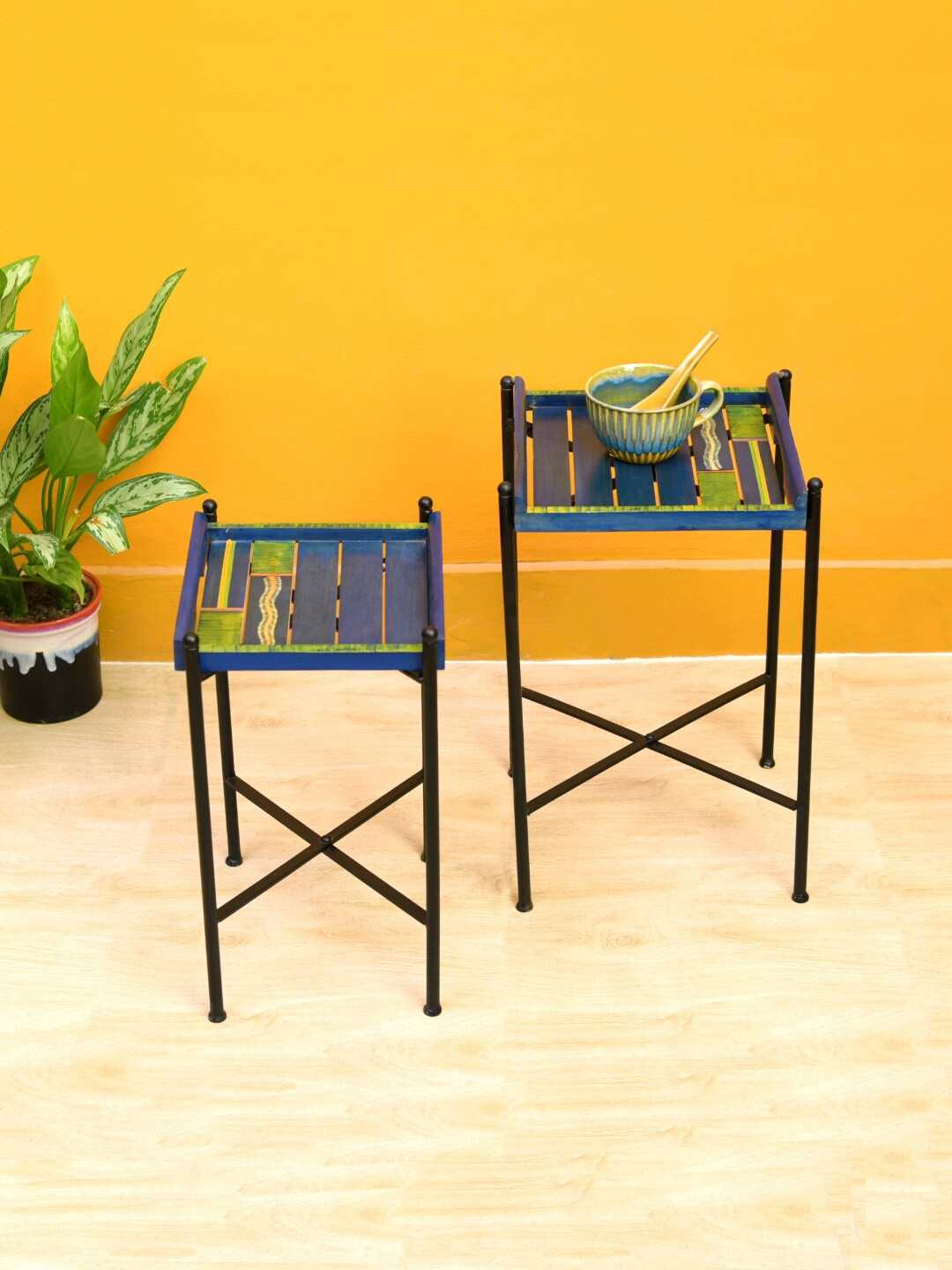 

AAKRITI ART CREATIONS Set Of 2 Blue & Green Printed Serving Trays With Cross Folding Stands