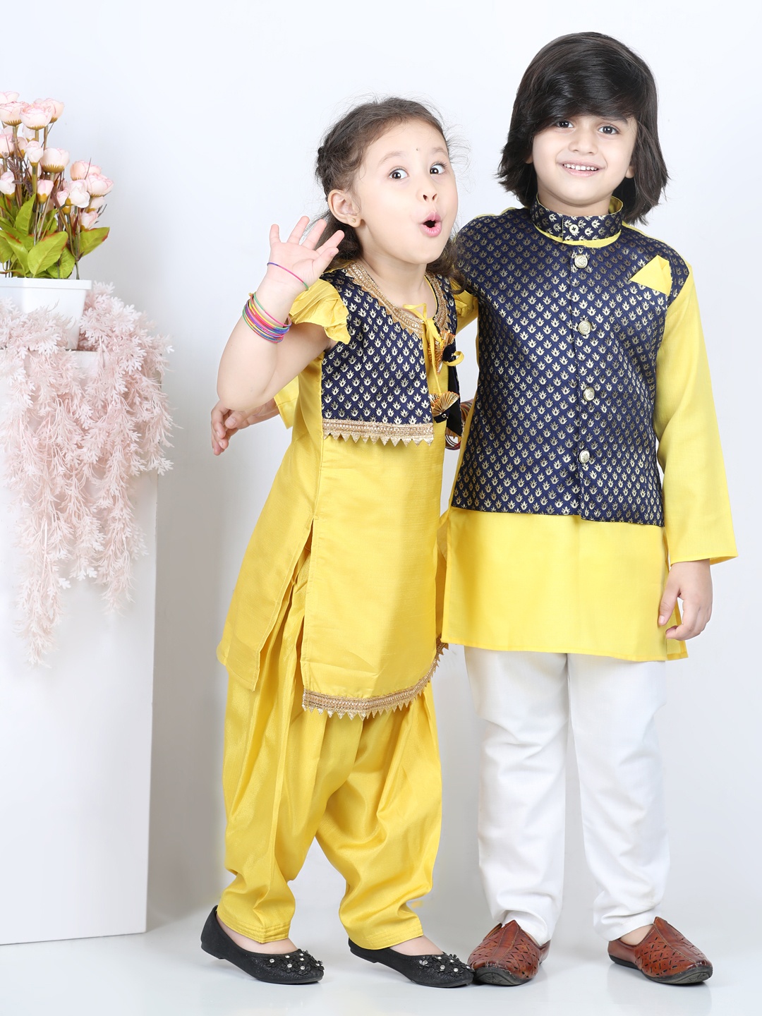 

BownBee Girls Yellow Ethnic Motifs Embroidered Regular Jacket Kurta with Salwar