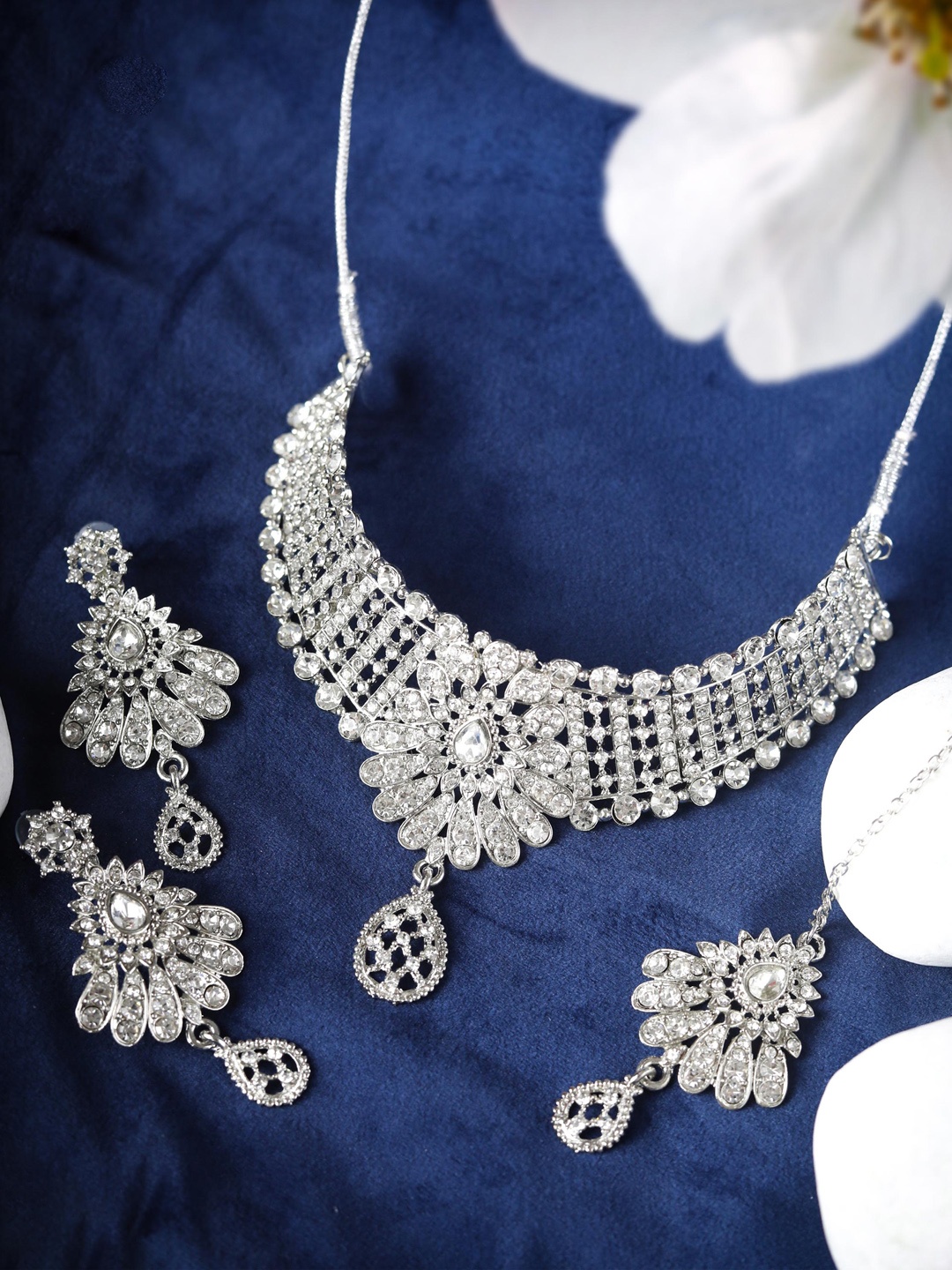 

Priyaasi Silver-Plated White Kundan Studded Handcrafted Jewellery Set