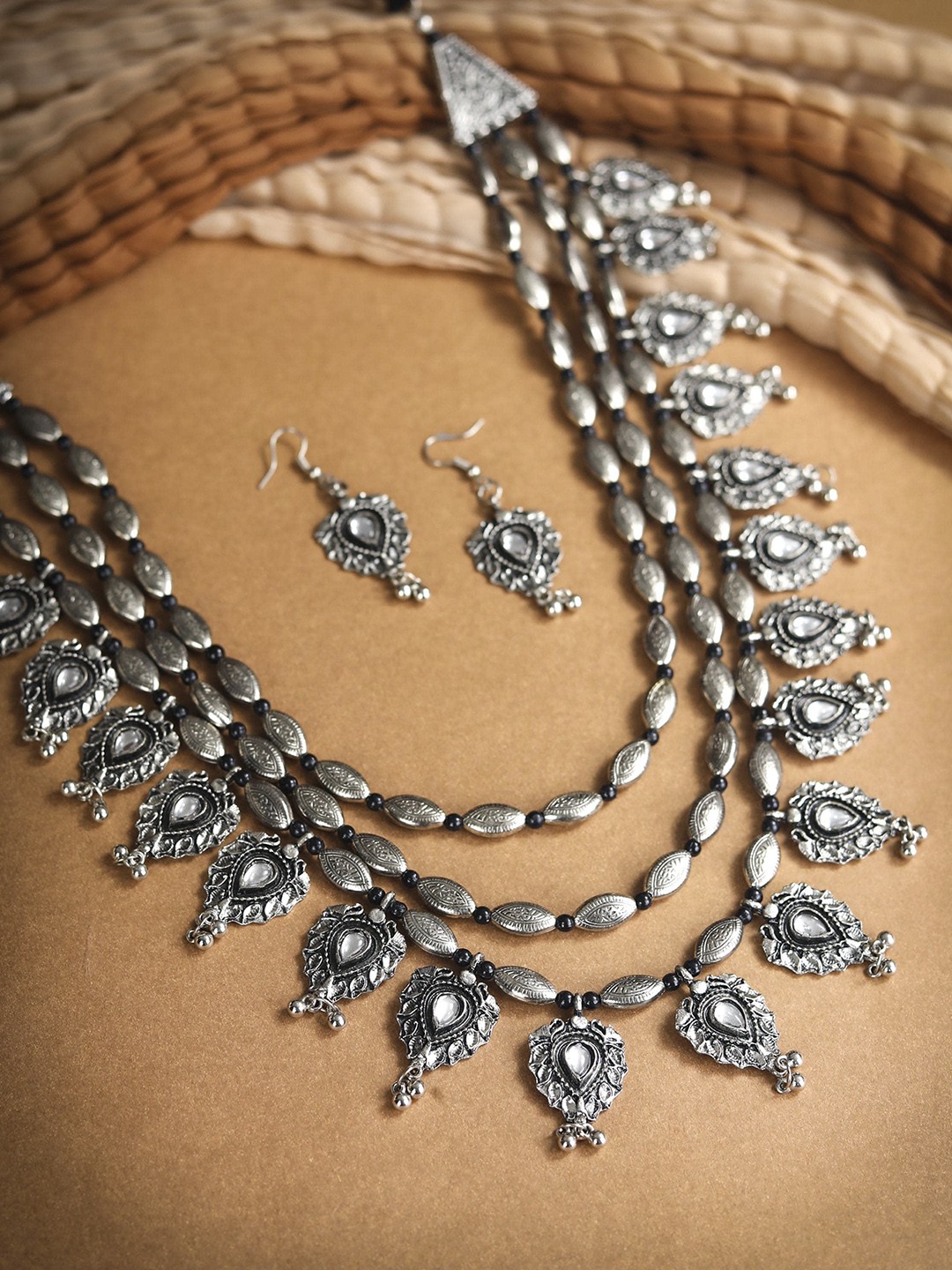 

Priyaasi Silver-Plated White Kundan-Studded Handcrafted Jewellery Set