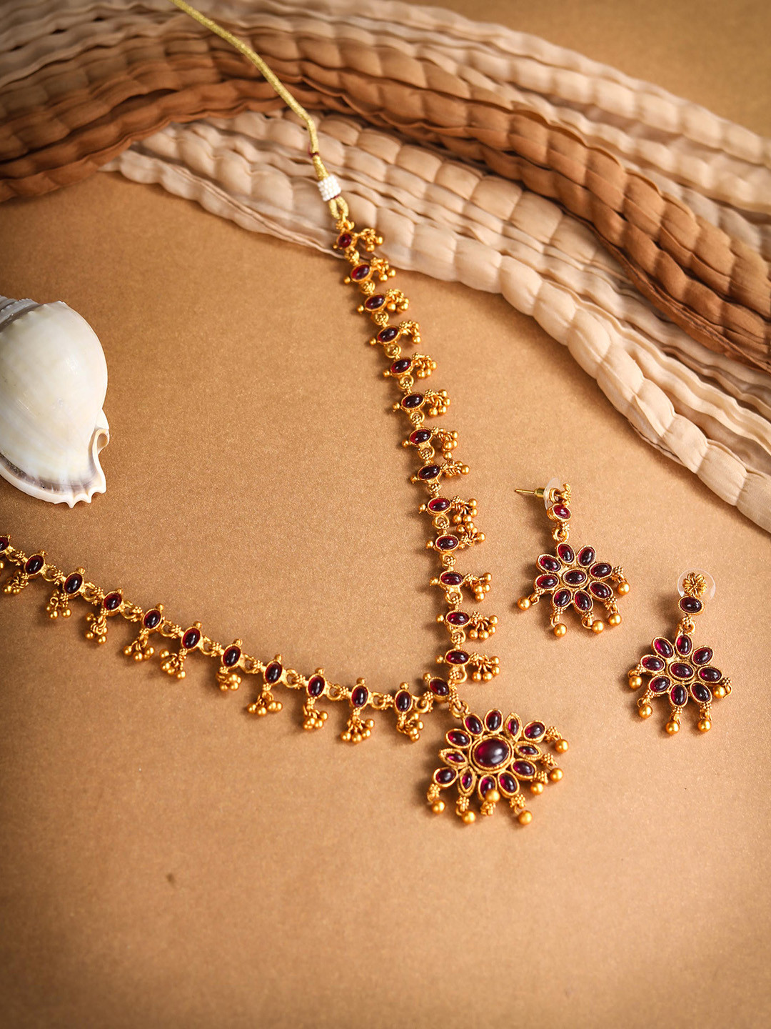 

Priyaasi Gold-Plated Maroon Ruby & Kundan-Studded Jewellery Set