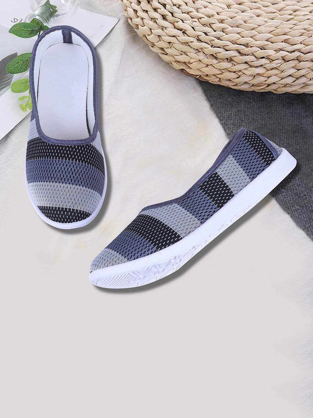 

FABBMATE Women Grey Ethnic Open Toe Flats