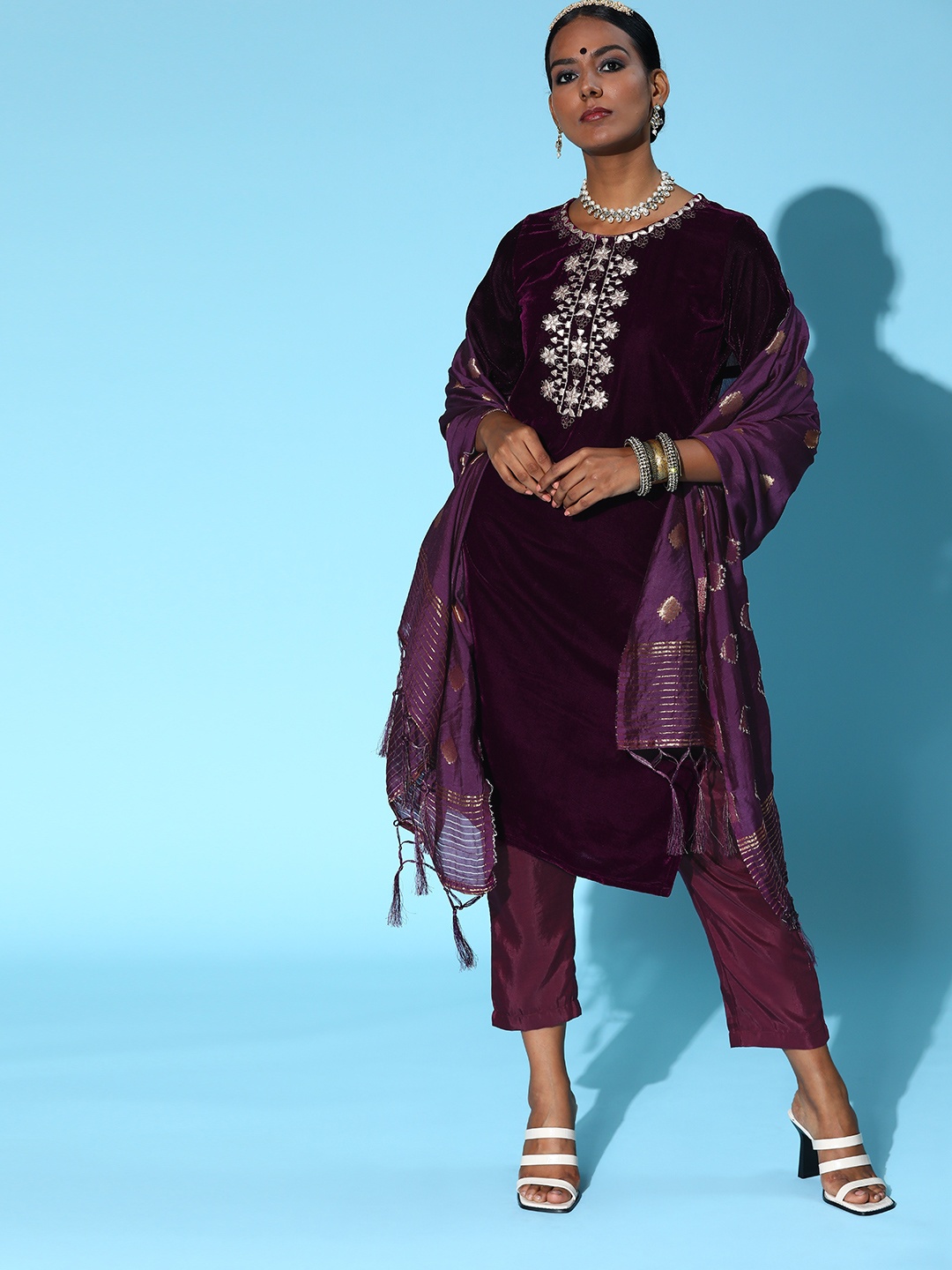 

Tikhi Imli Floral Velvet Kurta Set, Burgundy