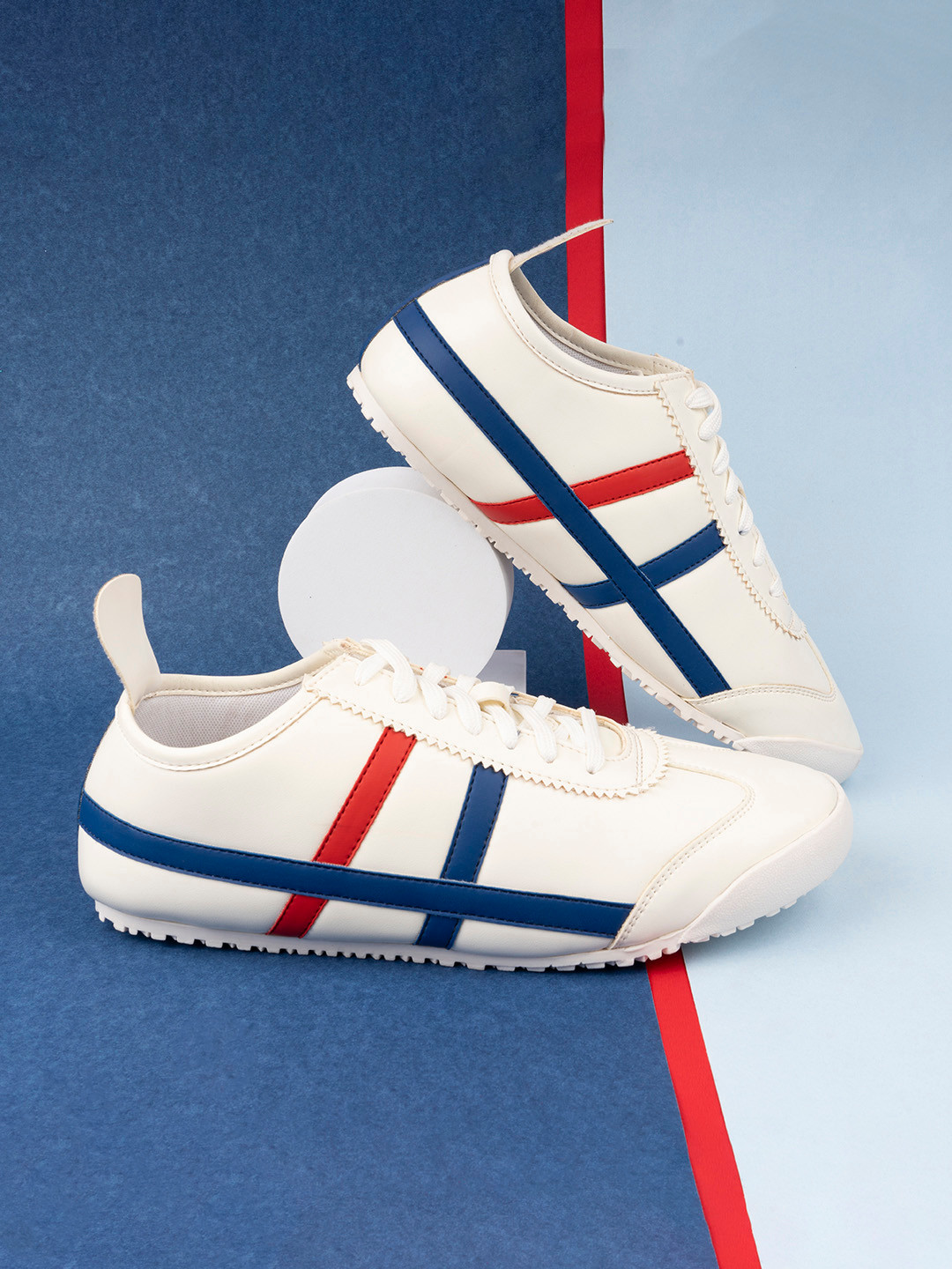 

HIGHLANDER Men White Striped Sneakers