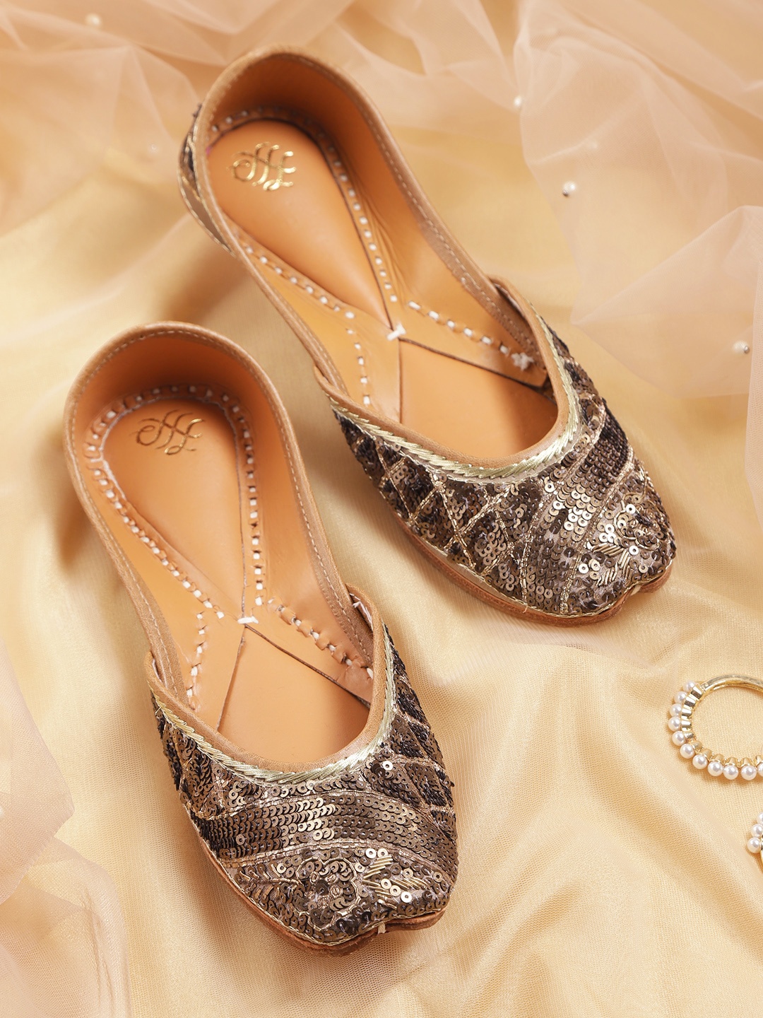 

House of Pataudi Bronze-Toned & Gold-Toned Ethnic Embellished Handcrafted Leather Mojaris