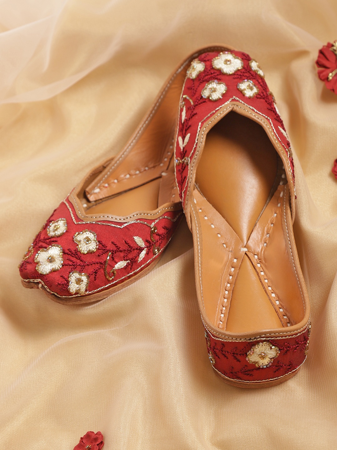 

House of Pataudi Women Maroon & Off White Embellished Ethnic Mojaris